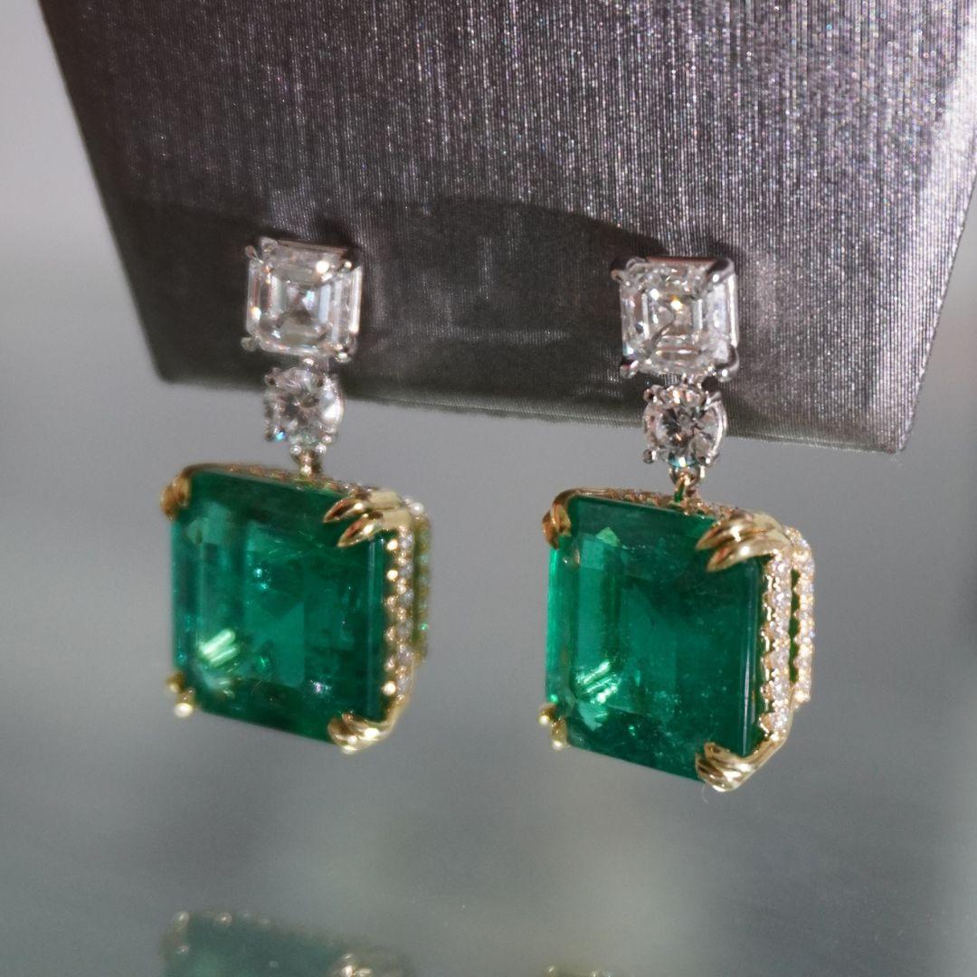 16.72 Carat Emerald Drop Earrings, Platinum, 18k Yellow Gold, Diamonds 3.12 In New Condition For Sale In New York, NY