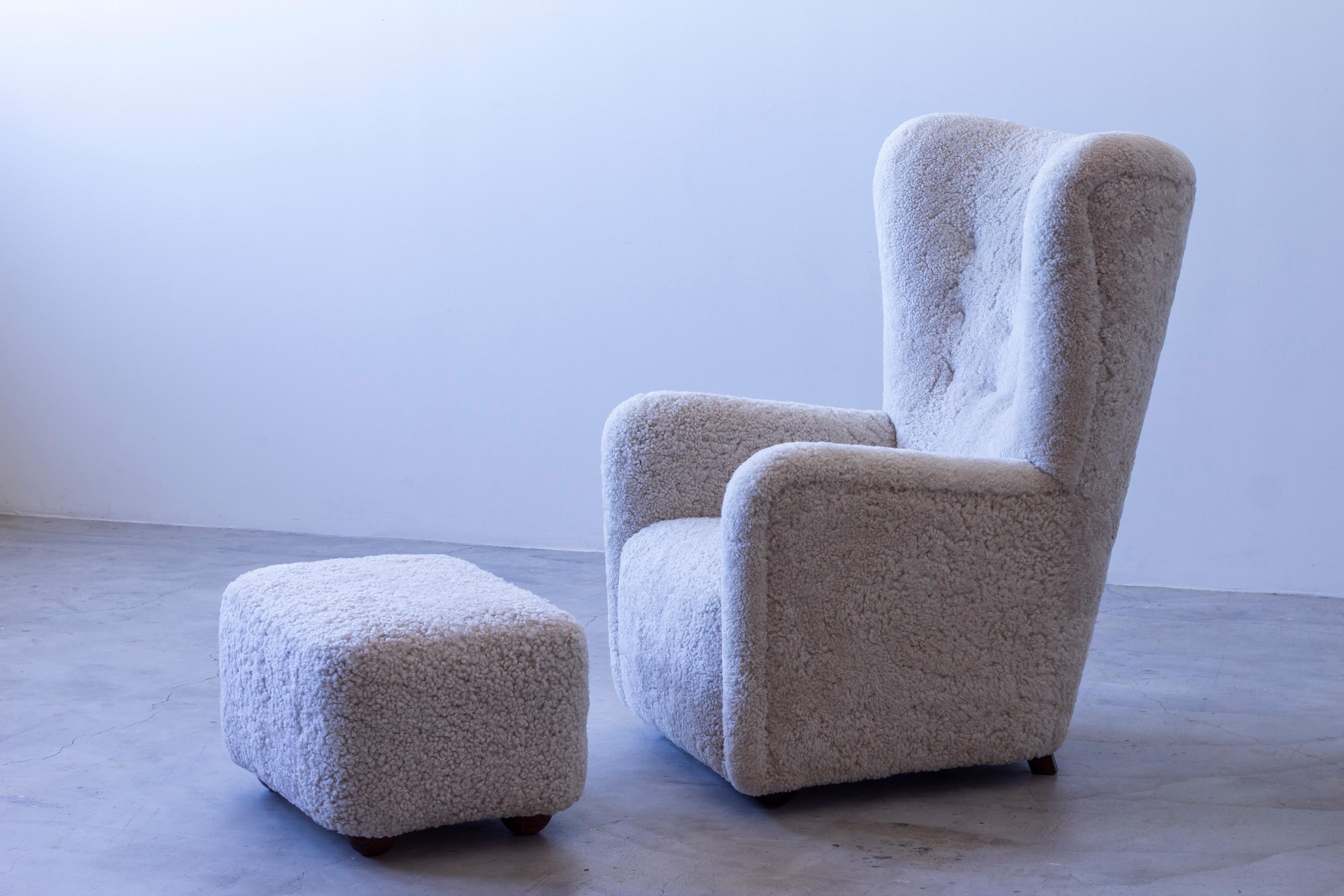 Chaise à dossier et tabouret 