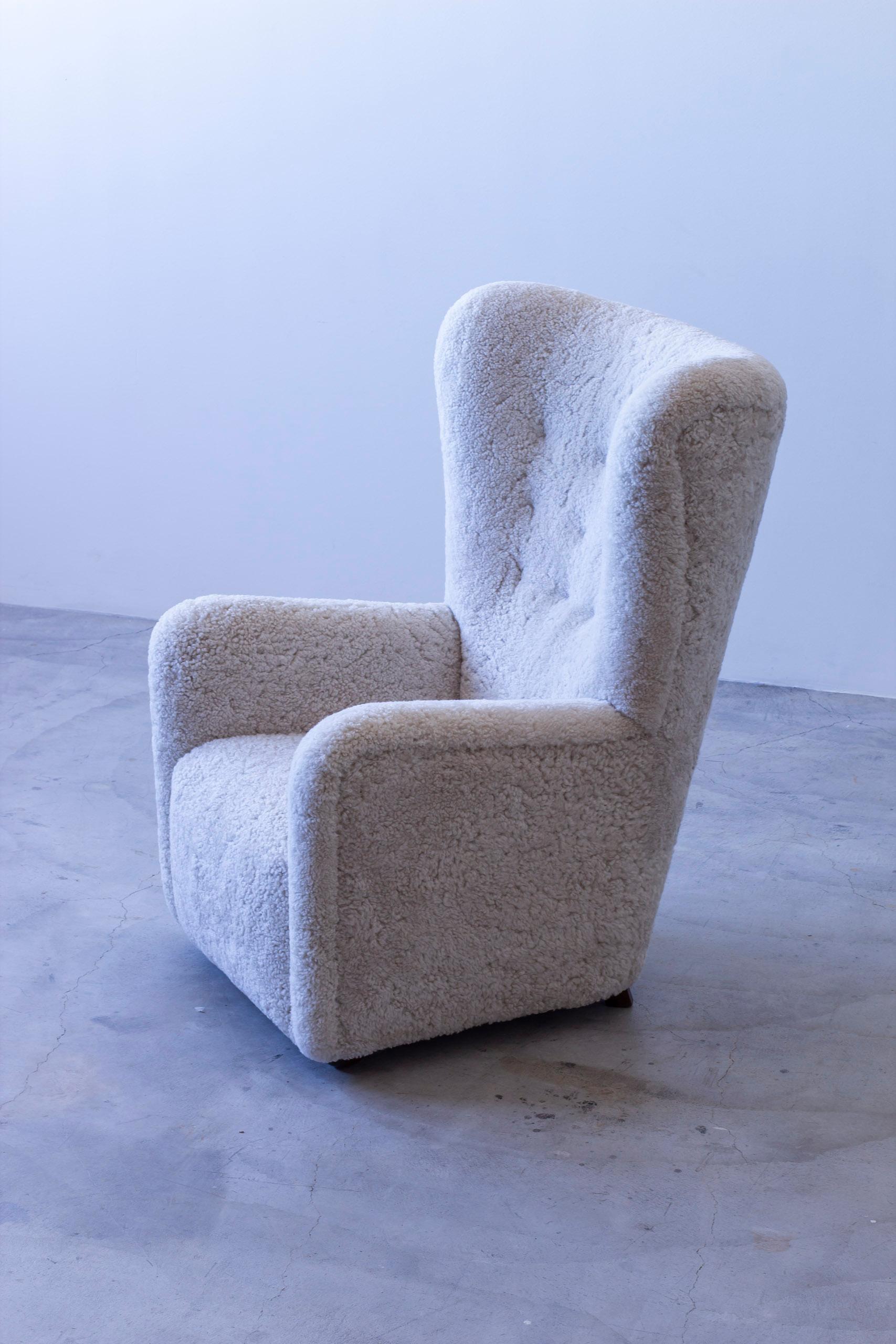 Chaise à dossier et tabouret 