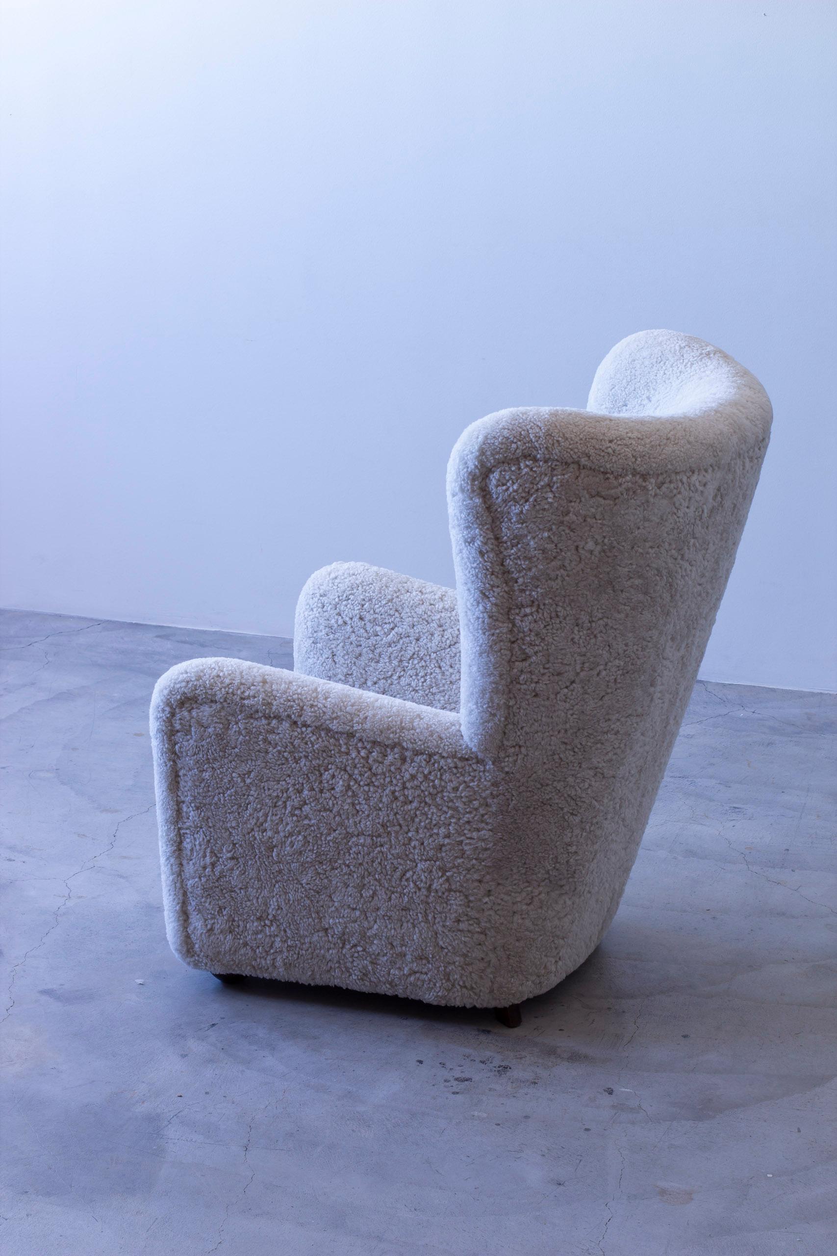 Chaise à dossier et tabouret 