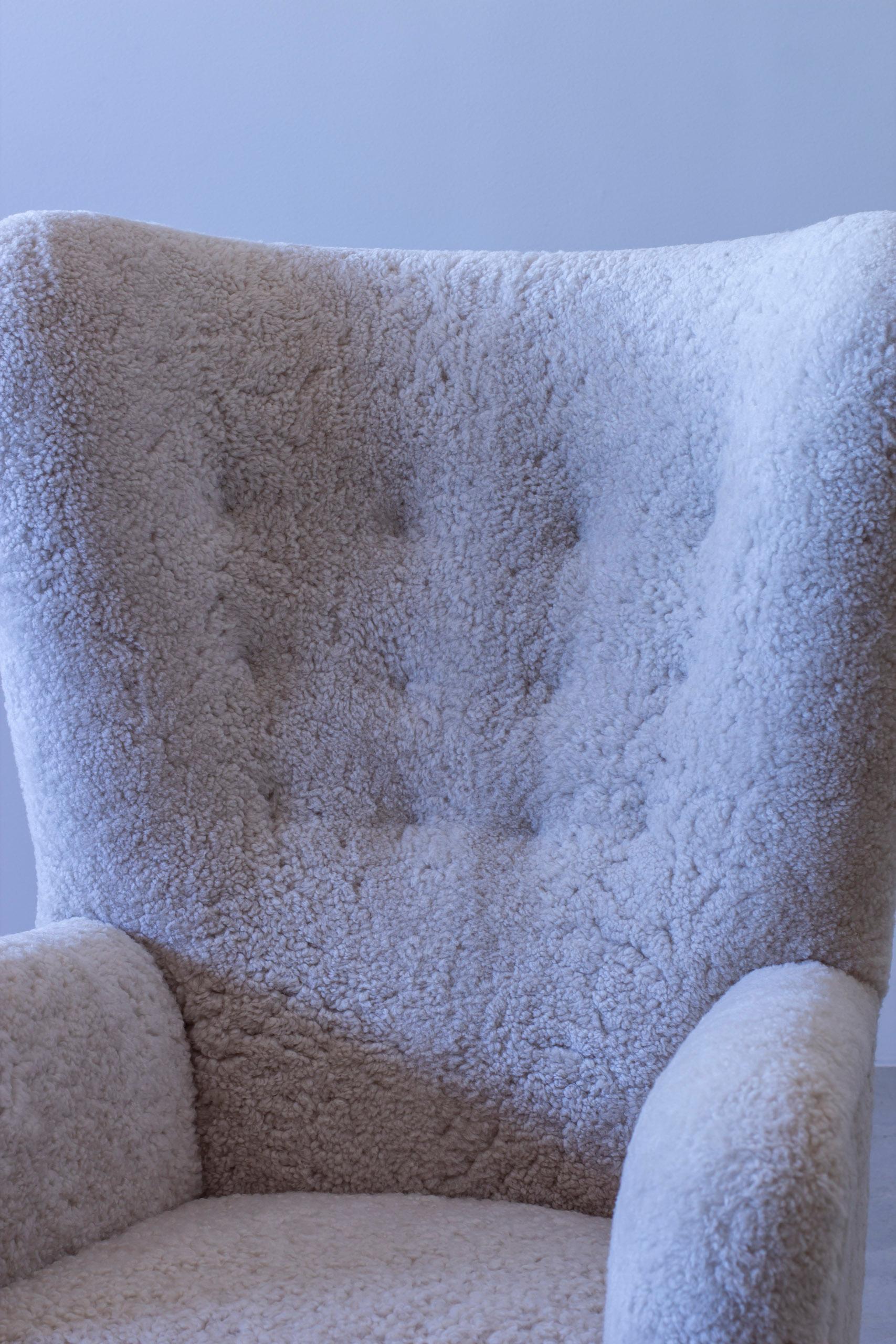 Chaise à dossier et tabouret 