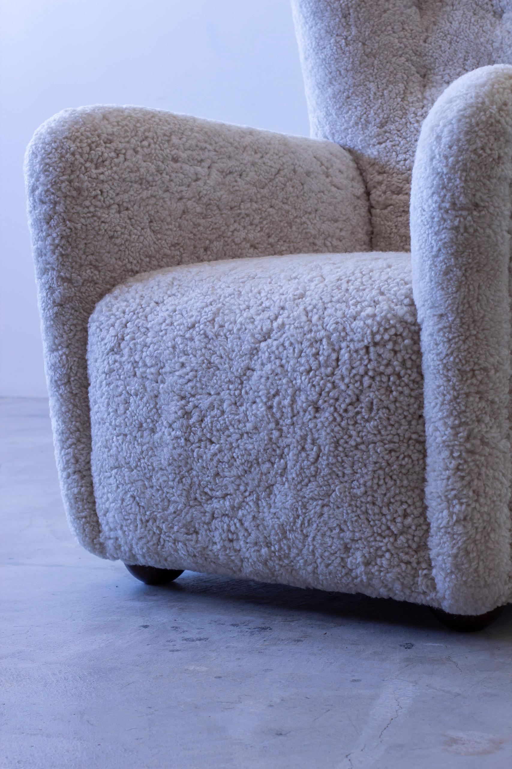 Chaise à dossier et tabouret 