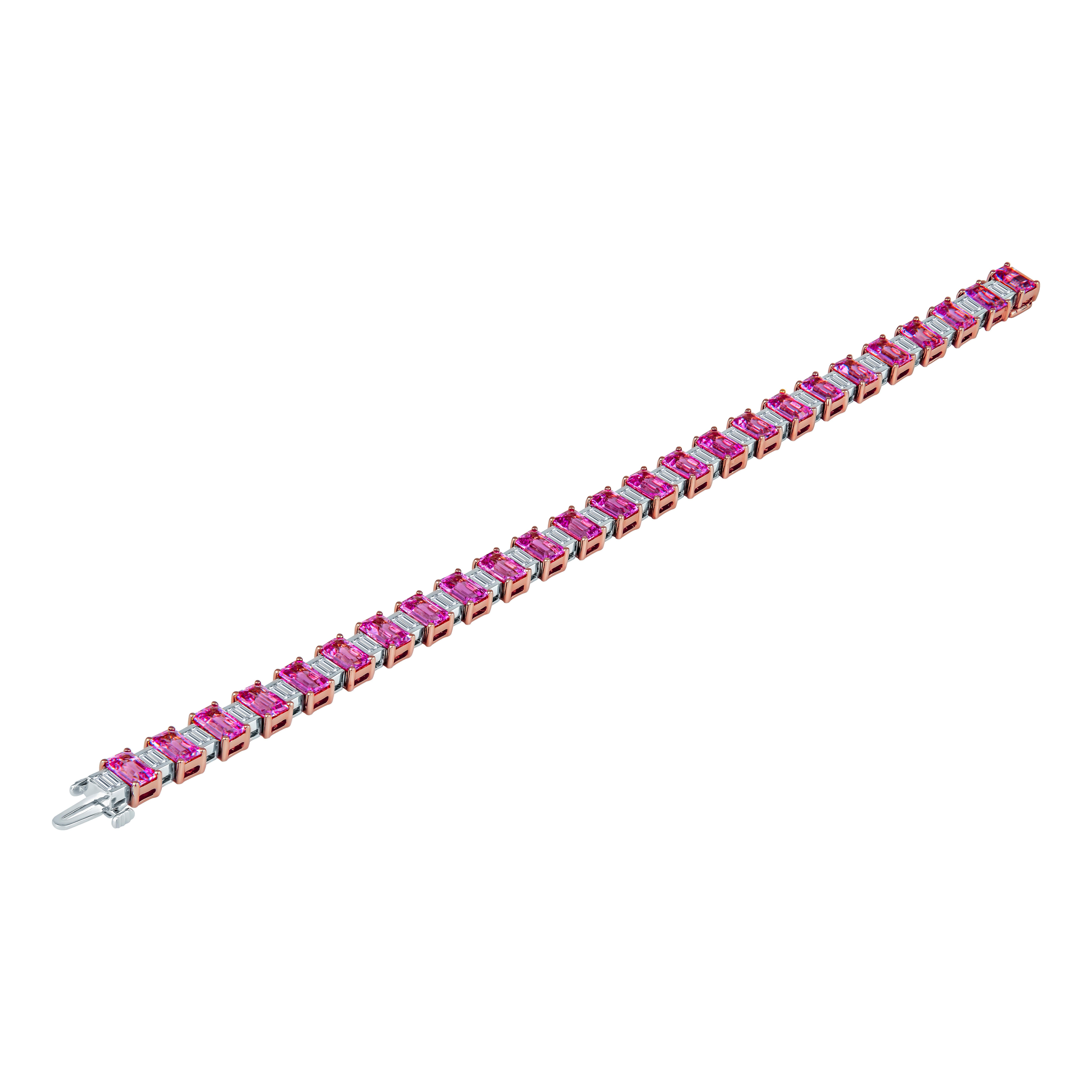 Dieses exquisite Armband besteht aus 16,73 Karat natürlichen rosa Saphiren im Smaragdschliff, ergänzt durch 8,07 Karat natürliche Diamanten im Baguetteschliff, die alle elegant in luxuriöses 18-karätiges Roségold und 18-karätiges Weißgold gefasst