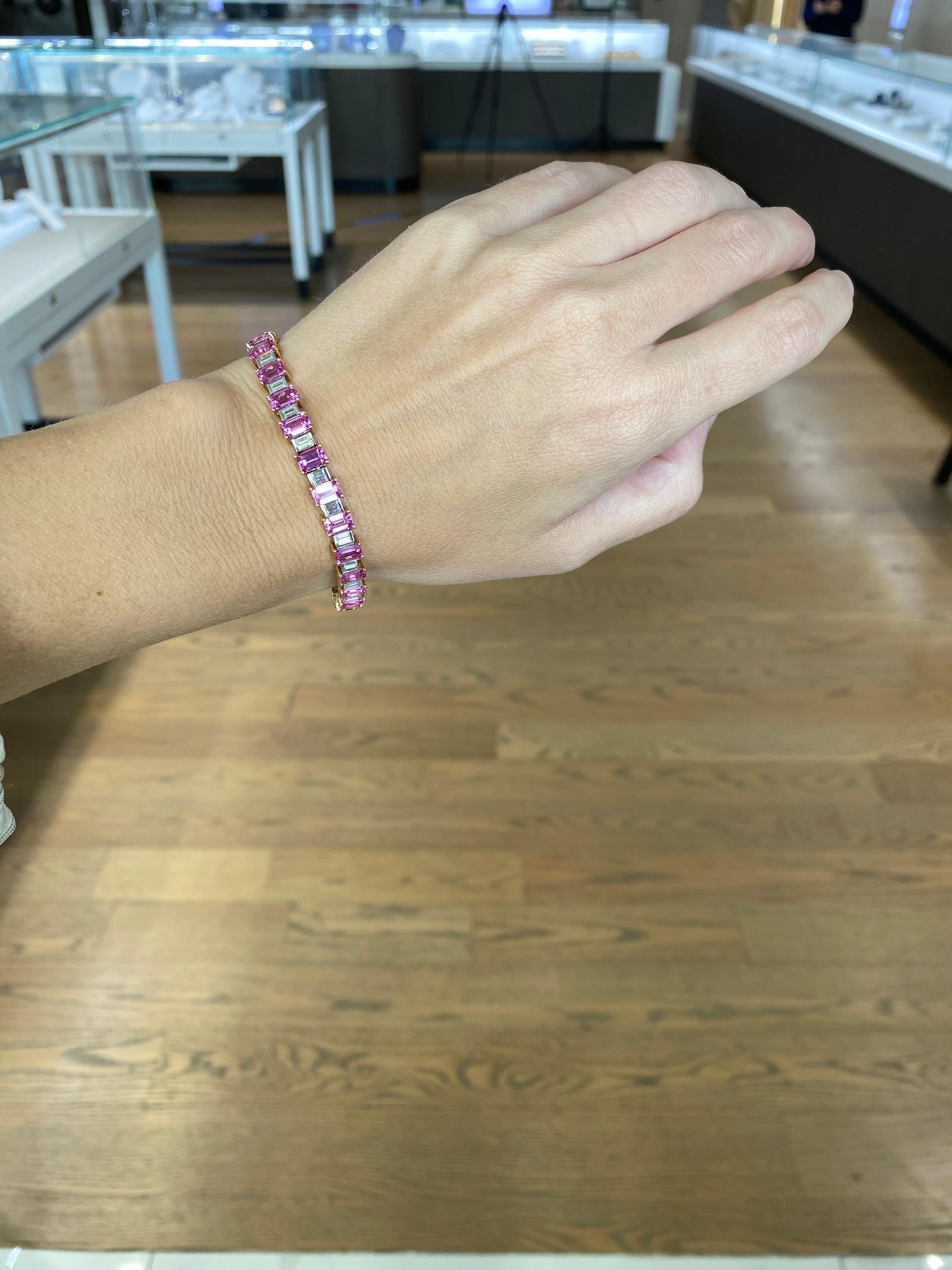 Armband mit 16,73 Karat rosa Saphiren im Smaragdschliff und 8,07 Karat natürlichen Baguette-Diamanten im Zustand „Neu“ in Houston, TX