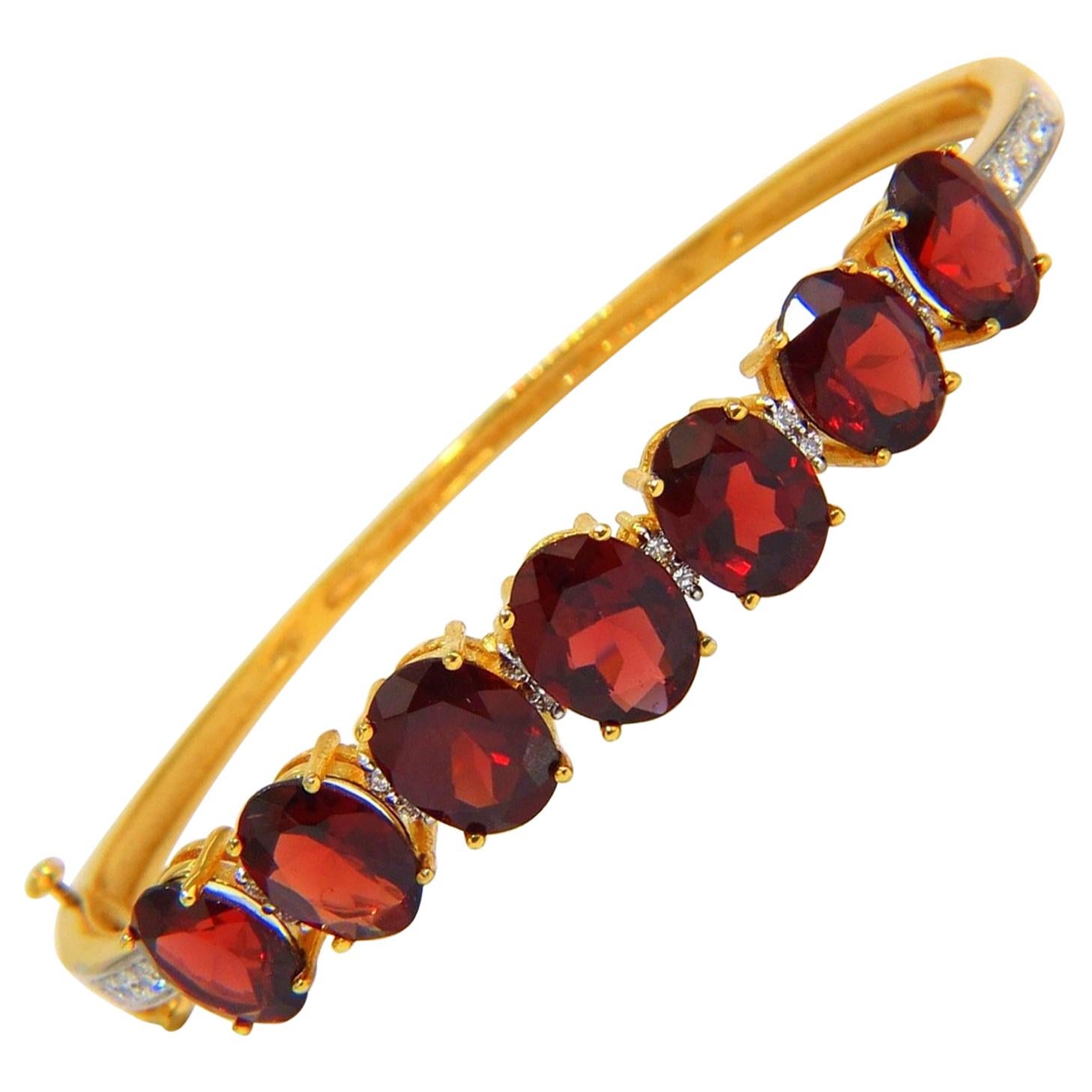 16.75 Carat Natural Red Garnet Diamonds Bangle Bracelet 14 Karat For Sale
