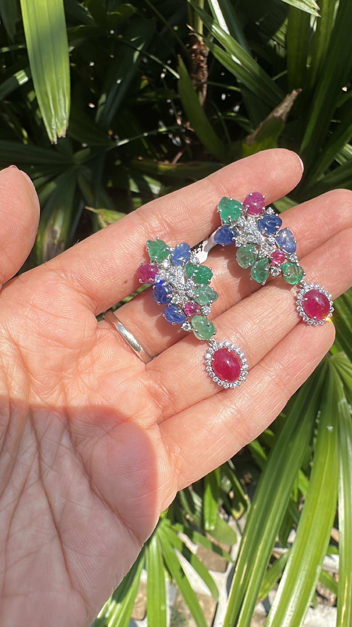 Boucles d'oreilles chandelier sculptées en saphir bleu, émeraude, rubis et diamants 16,75 carats en vente 4