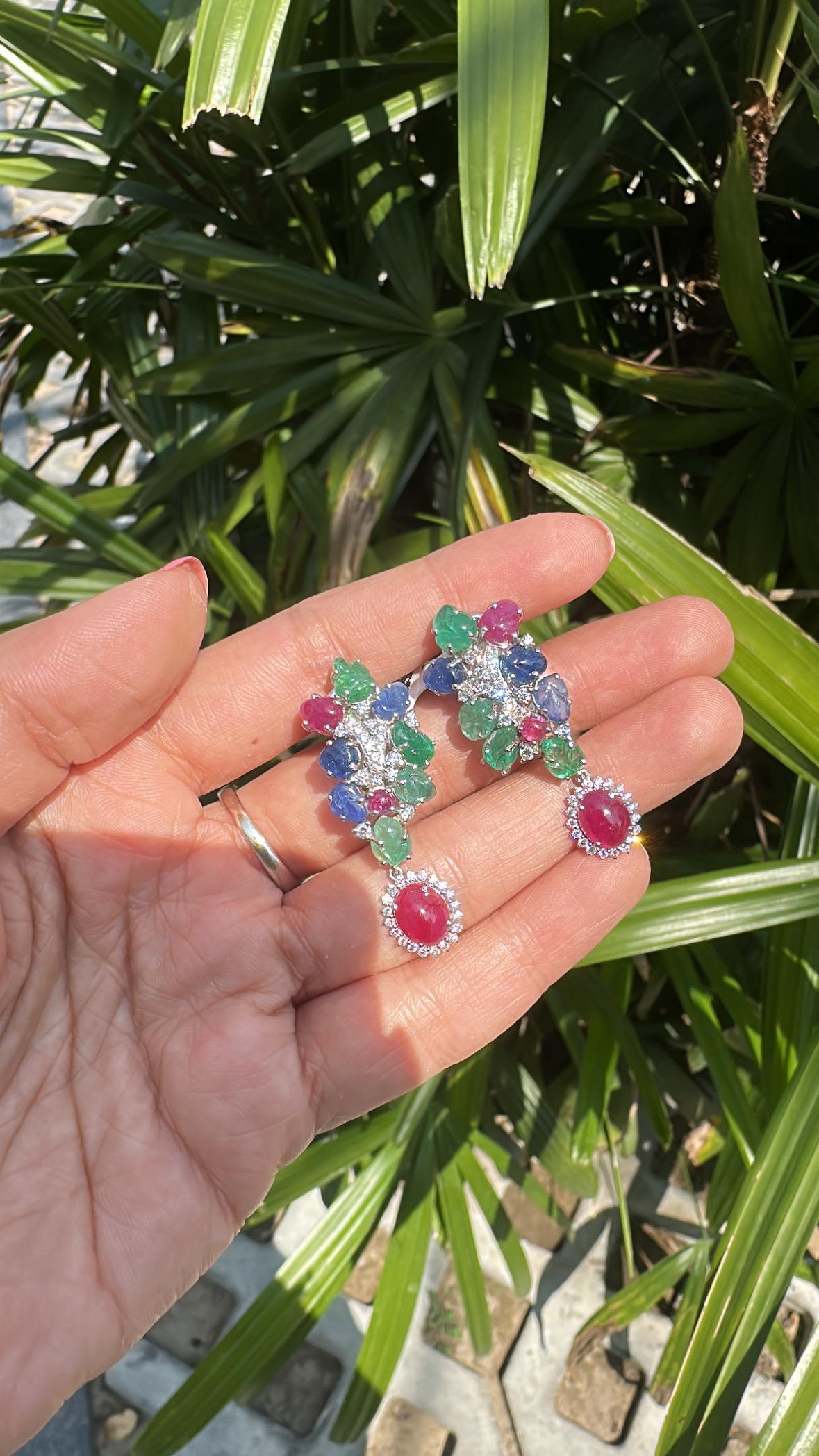 Boucles d'oreilles chandelier sculptées en saphir bleu, émeraude, rubis et diamants 16,75 carats en vente 5