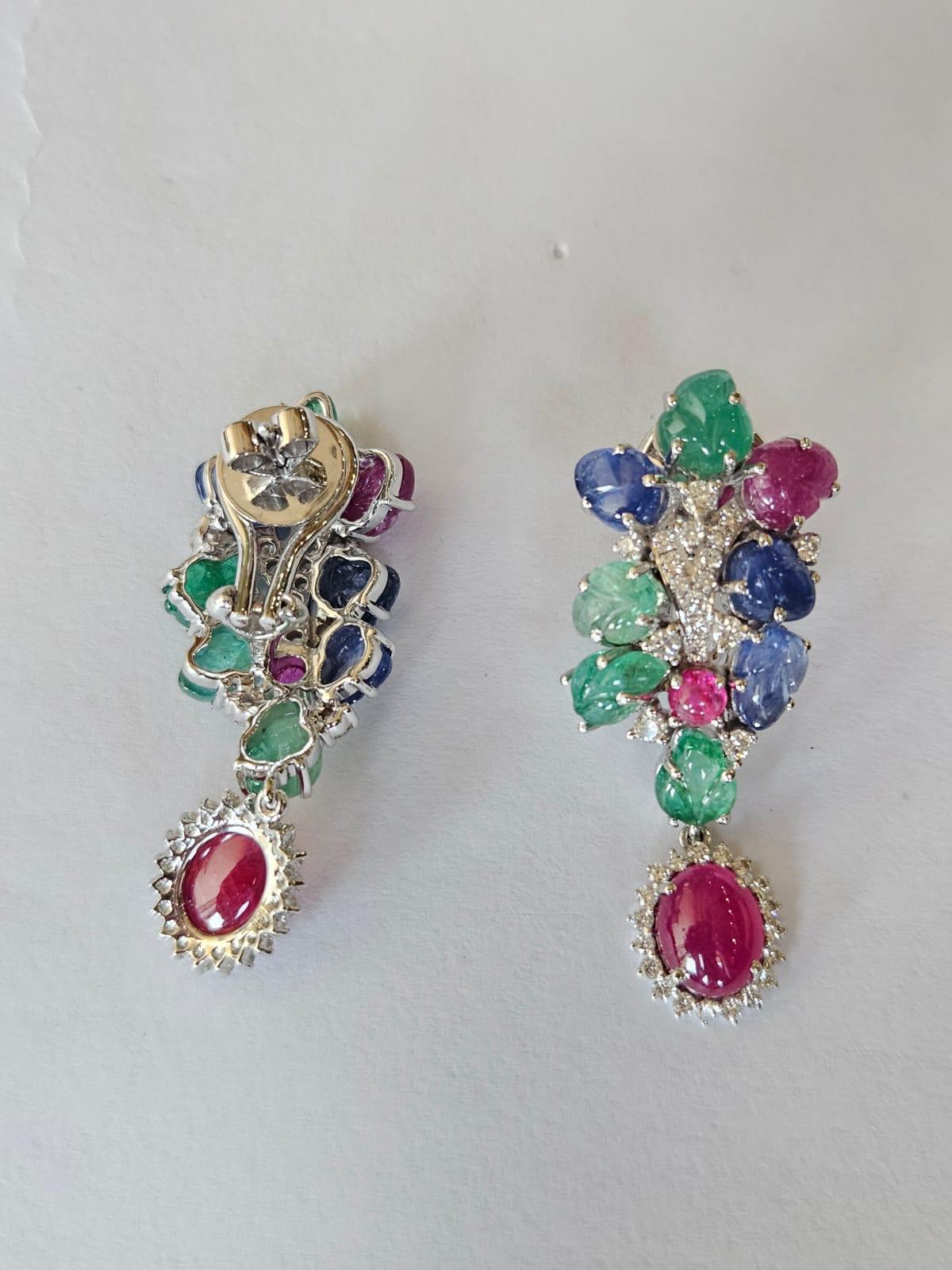 Moderne Boucles d'oreilles chandelier sculptées en saphir bleu, émeraude, rubis et diamants 16,75 carats en vente