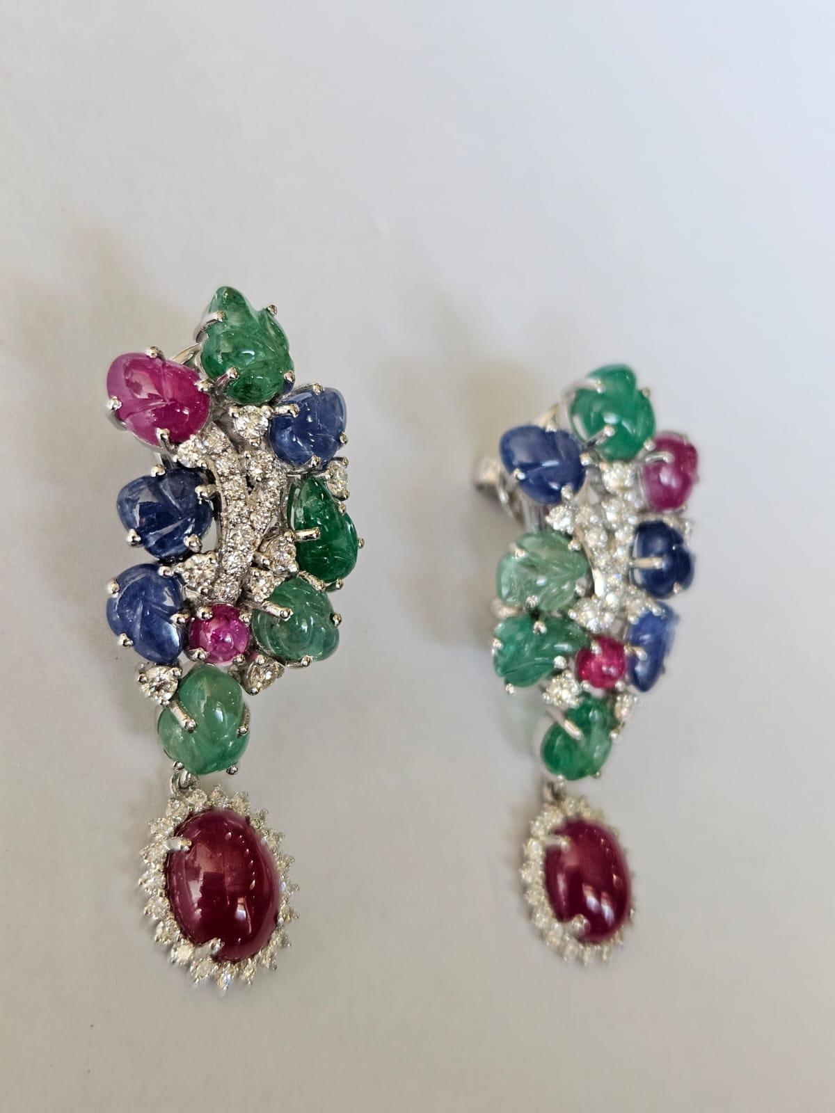 Taille cabochon Boucles d'oreilles chandelier sculptées en saphir bleu, émeraude, rubis et diamants 16,75 carats en vente