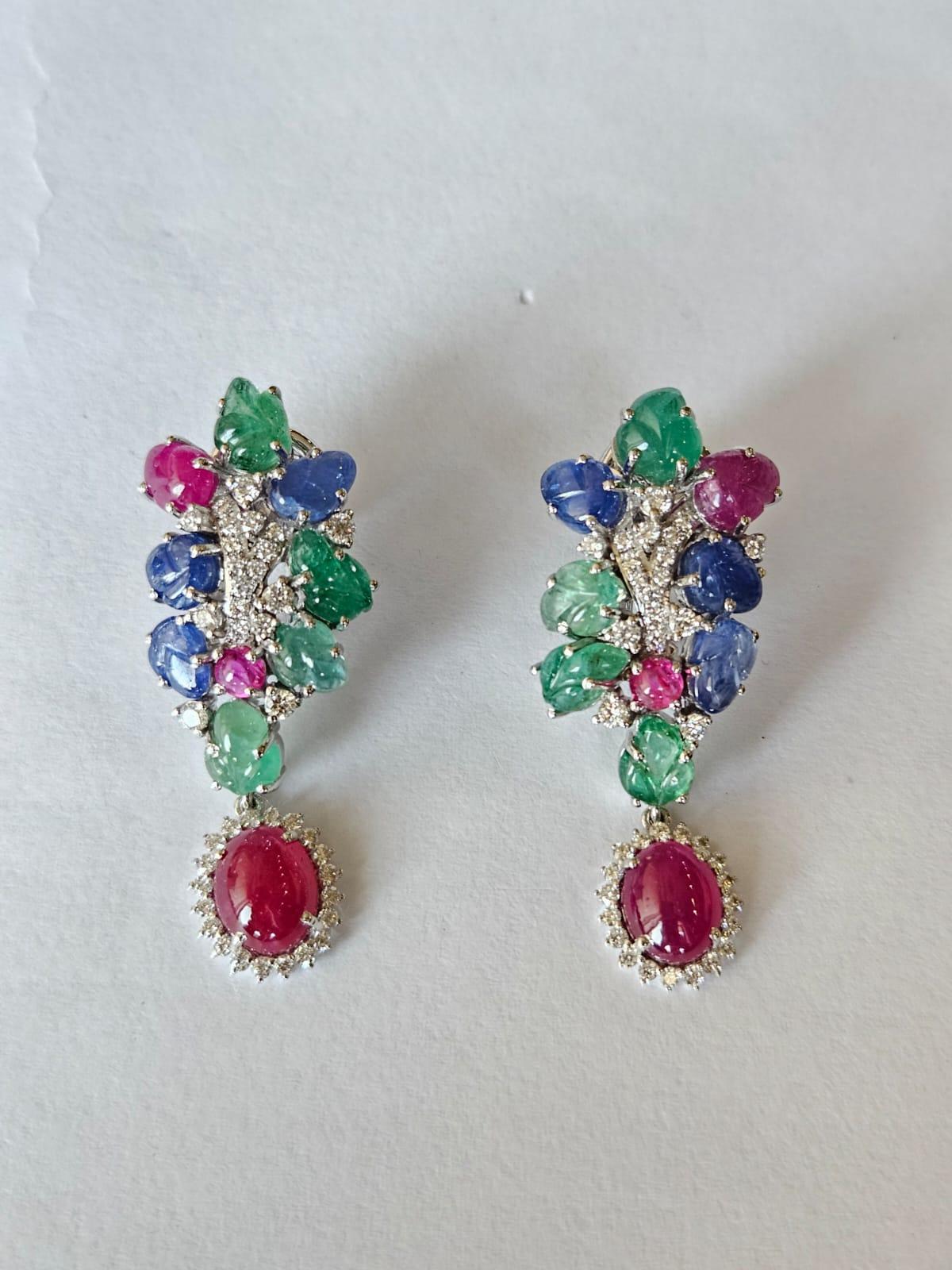 Boucles d'oreilles chandelier sculptées en saphir bleu, émeraude, rubis et diamants 16,75 carats Neuf - En vente à Hong Kong, HK