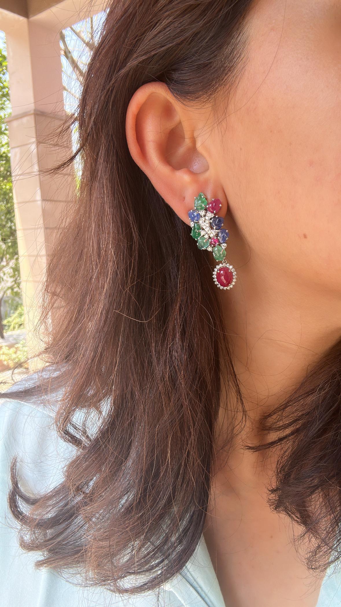 Boucles d'oreilles chandelier sculptées en saphir bleu, émeraude, rubis et diamants 16,75 carats Unisexe en vente