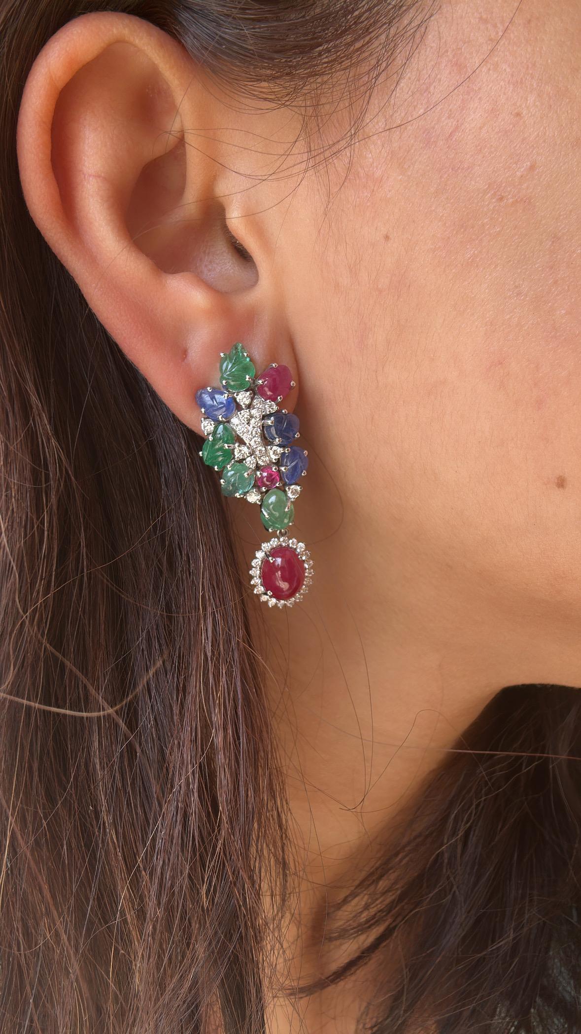 Boucles d'oreilles chandelier sculptées en saphir bleu, émeraude, rubis et diamants 16,75 carats en vente 1