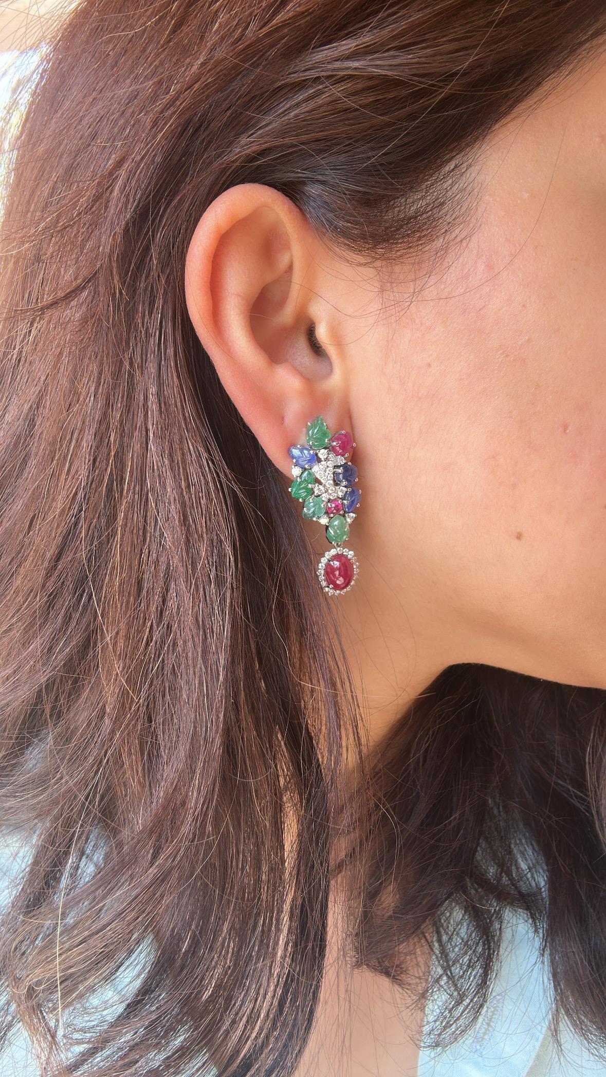 Boucles d'oreilles chandelier sculptées en saphir bleu, émeraude, rubis et diamants 16,75 carats en vente 3