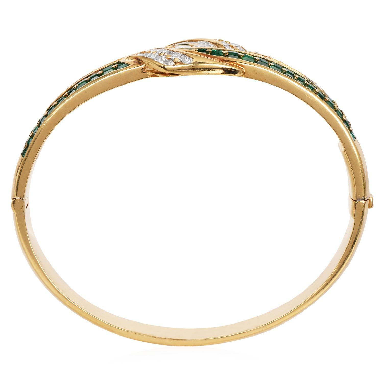 Taglio smeraldo Bracciale Statement Bangle in oro 18K con smeraldo e diamanti da 16,75 carati in vendita