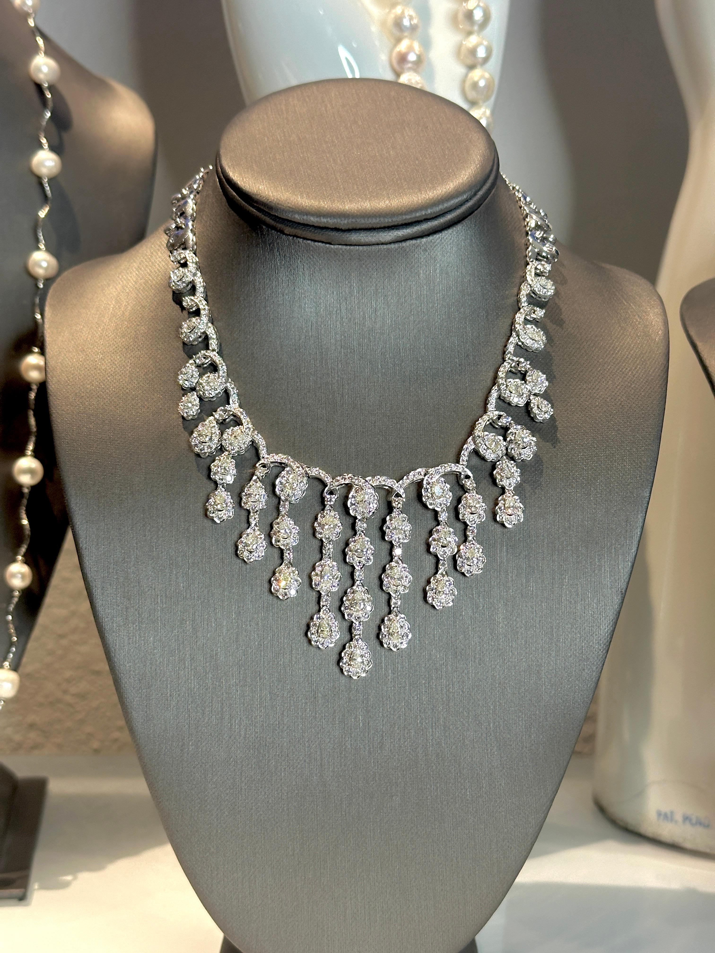 Questa collana di diamanti naturali è qualcosa che vedresti su una famiglia reale. L'abbiamo soprannominata 