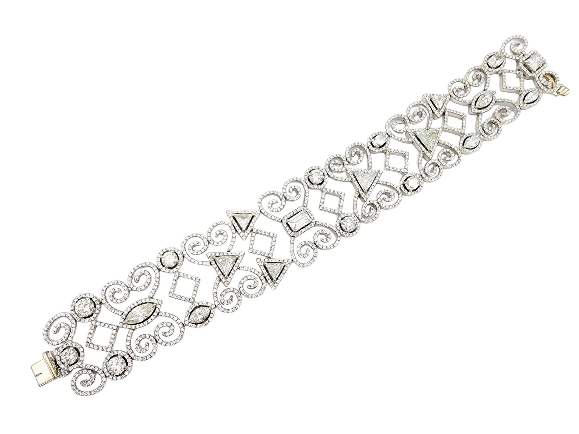 Taglio trillion Bracciale a maglie larghe con diamanti da 16,79 carati e design a vortice aperto in oro bianco 14 carati in vendita