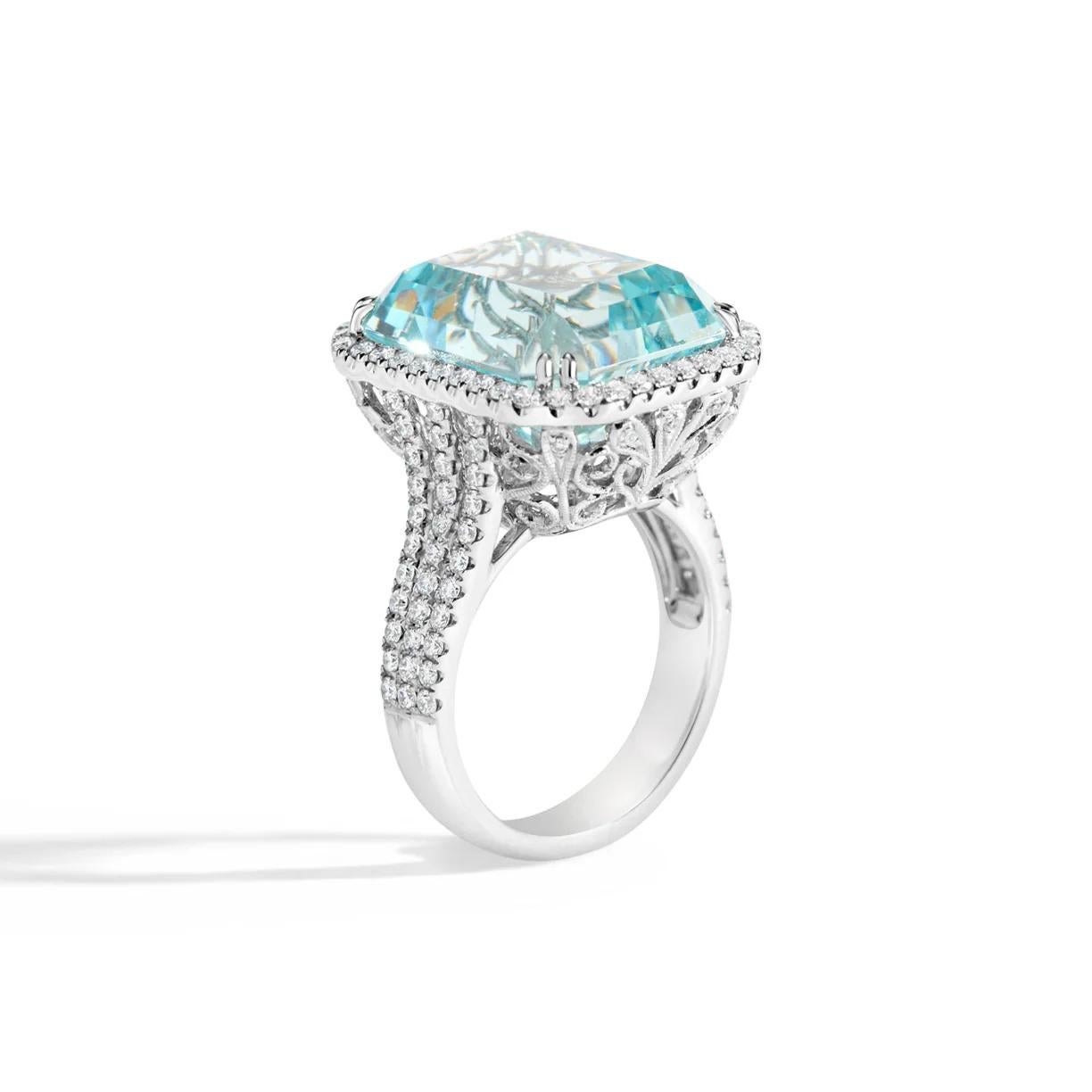 Femenino o masculino Anillo de cóctel de aguamarina y diamantes talla esmeralda de 16,79 quilates en venta