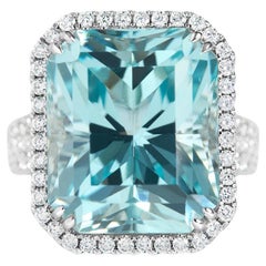 Anillo de cóctel de aguamarina y diamantes talla esmeralda de 16,79 quilates