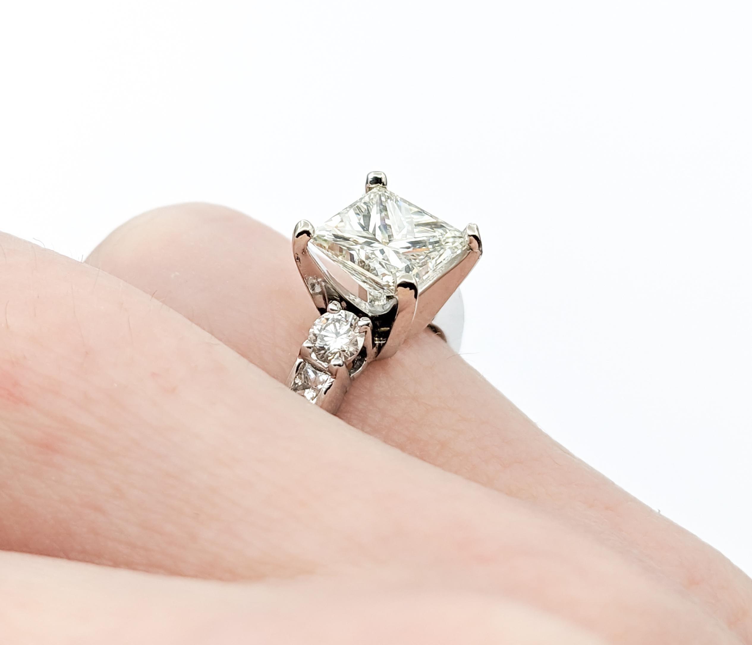 1.67ct Diamond Engagement Ring In White Gold In Excellent Condition For Sale In Bloomington, MN