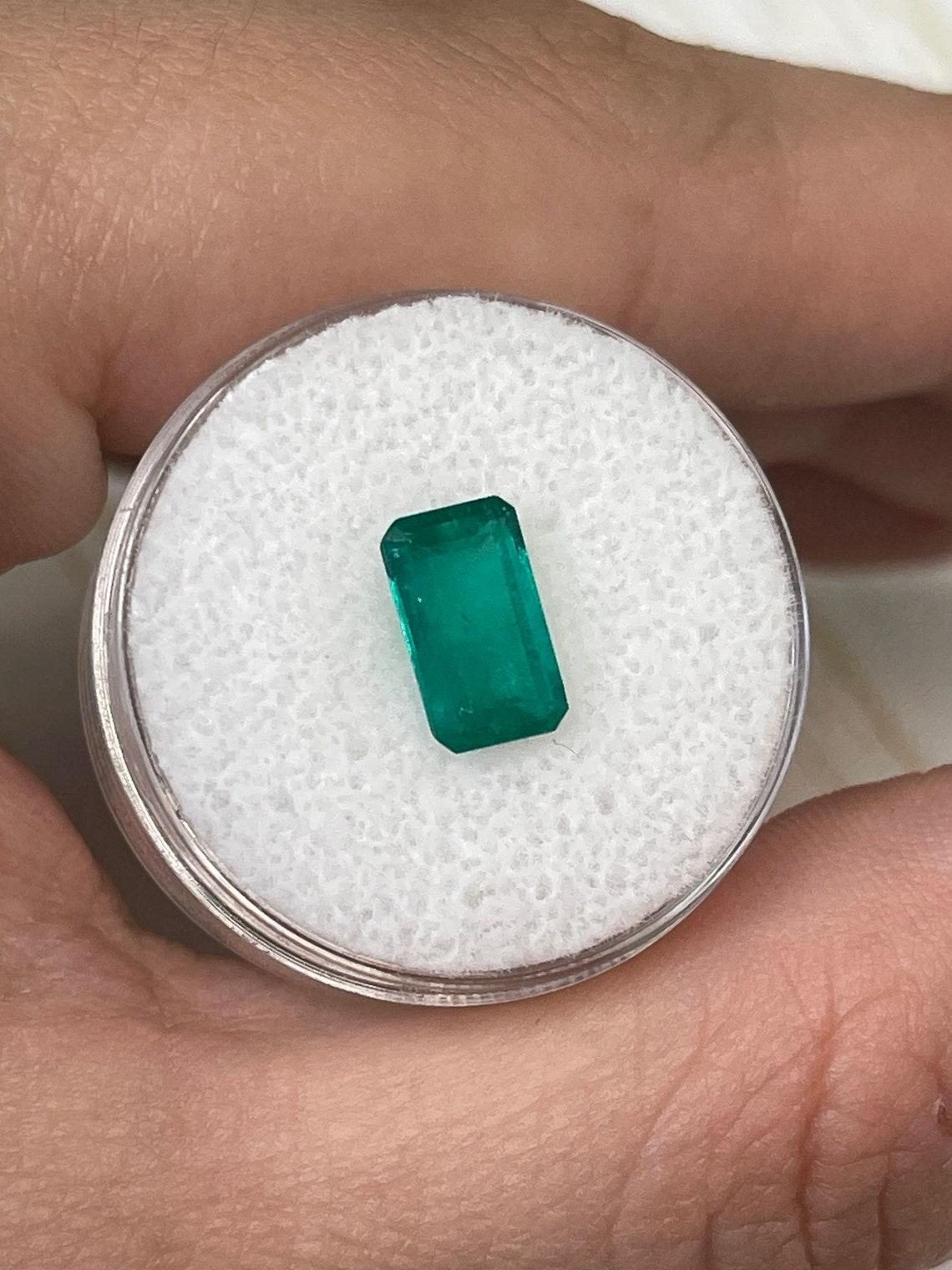1.67 Karat intensiver bläulich-grüner kolumbianischer Smaragd 9.6x5.8 mm Smaragdschliff echt (Moderne) im Angebot