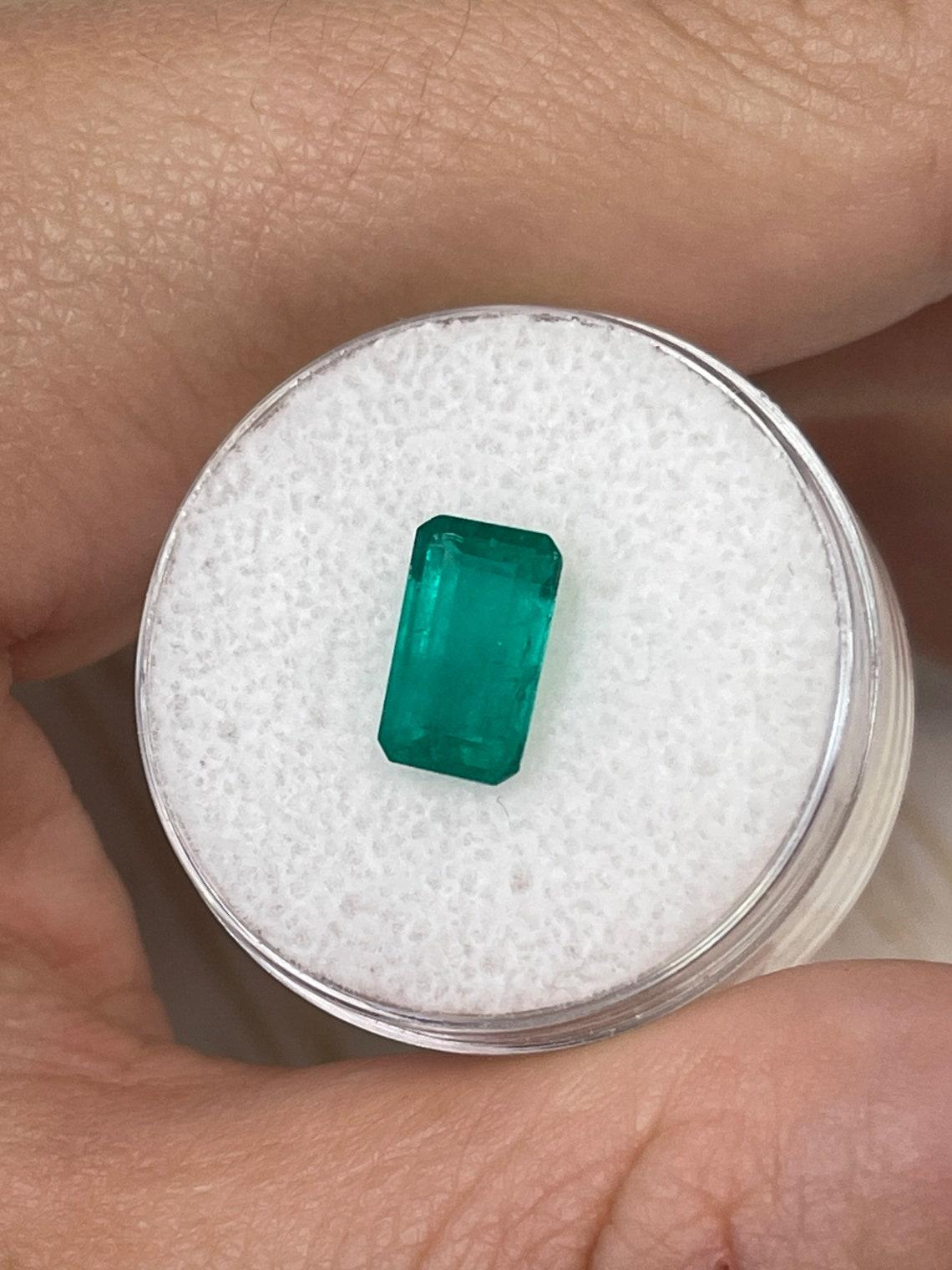 1.67 Karat intensiver bläulich-grüner kolumbianischer Smaragd 9.6x5.8 mm Smaragdschliff echt im Zustand „Neu“ im Angebot in Jupiter, FL