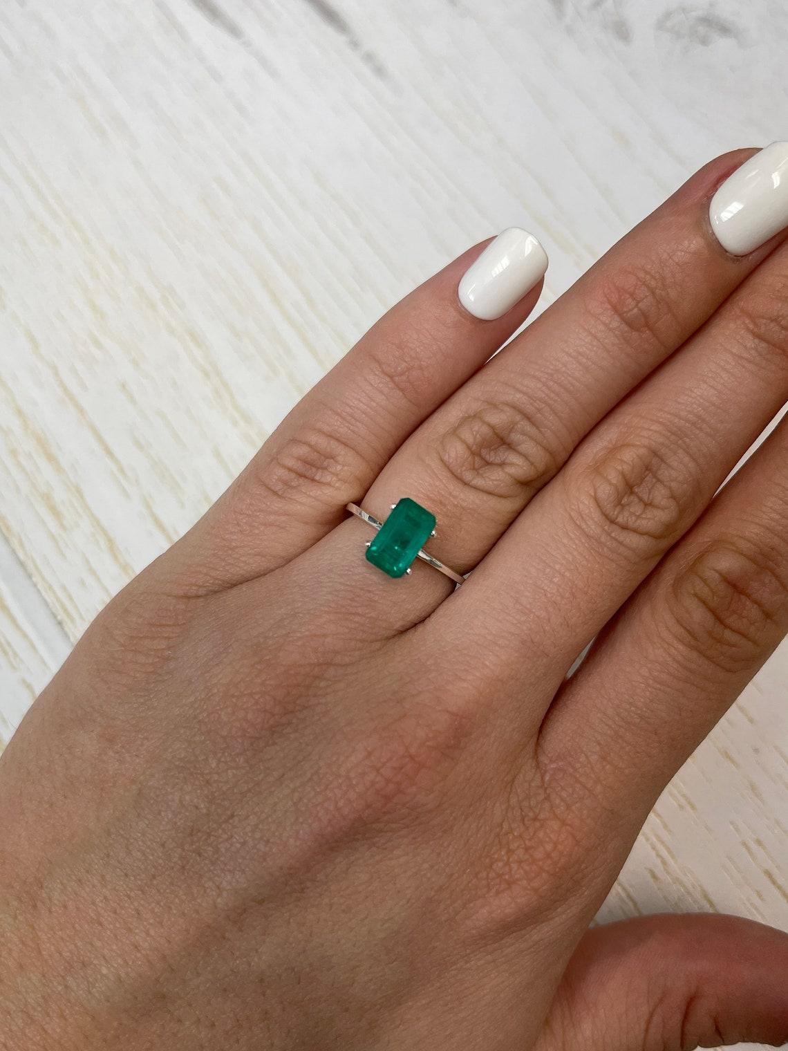 1.67 Karat intensiver bläulich-grüner kolumbianischer Smaragd 9.6x5.8 mm Smaragdschliff echt im Angebot 1