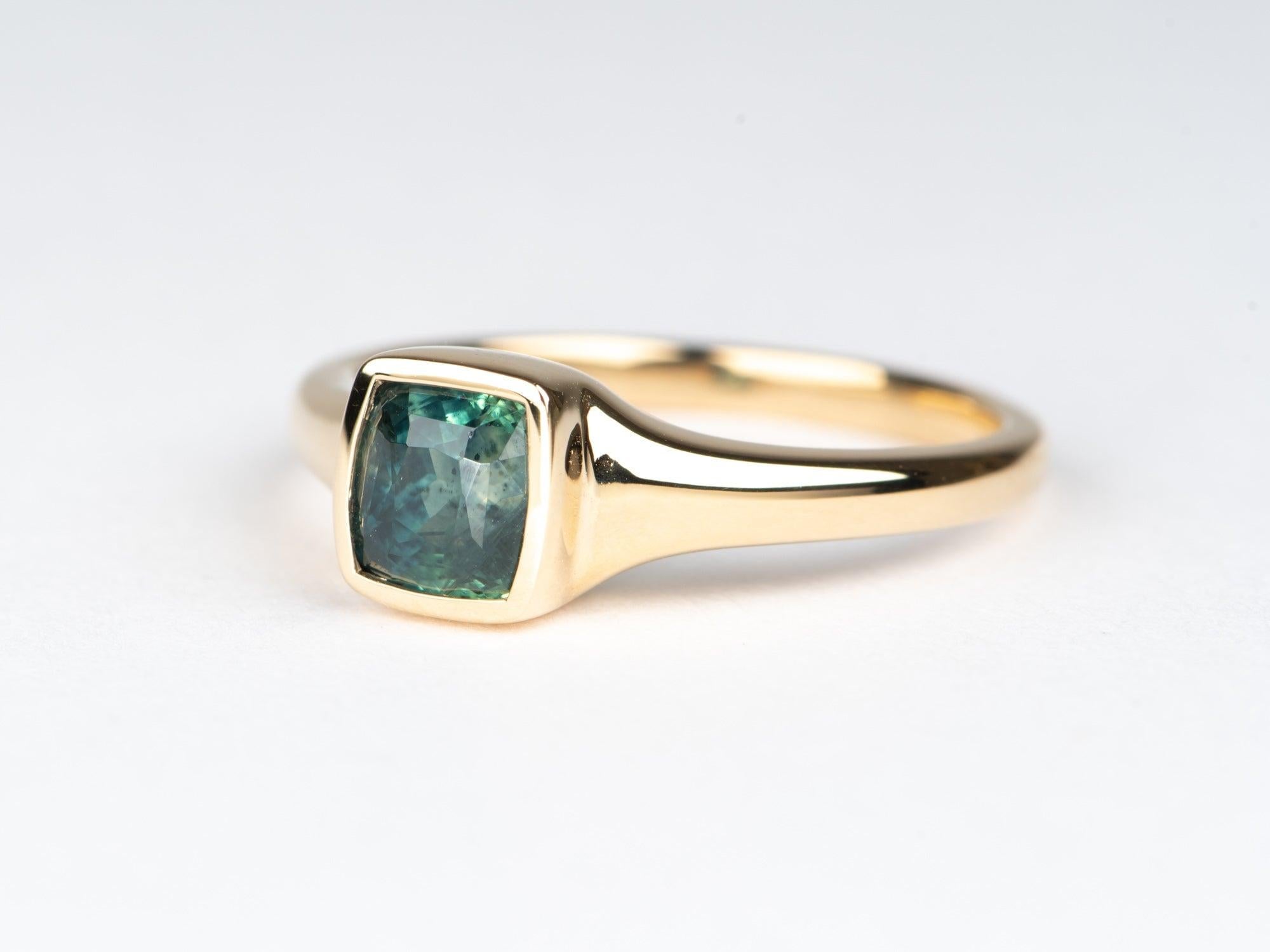 ♥ Zafiro Montana de 1,67 ct Anillo de compromiso de oro de 14 quilates engastado en bisel  
♥ El elemento mide 7 mm de longitud (en dirección Norte-Sur), 6,6 mm de anchura (en dirección Este-Oeste) y se sitúa a 5,5 mm del dedo. 

♥ Talla US 7 (1