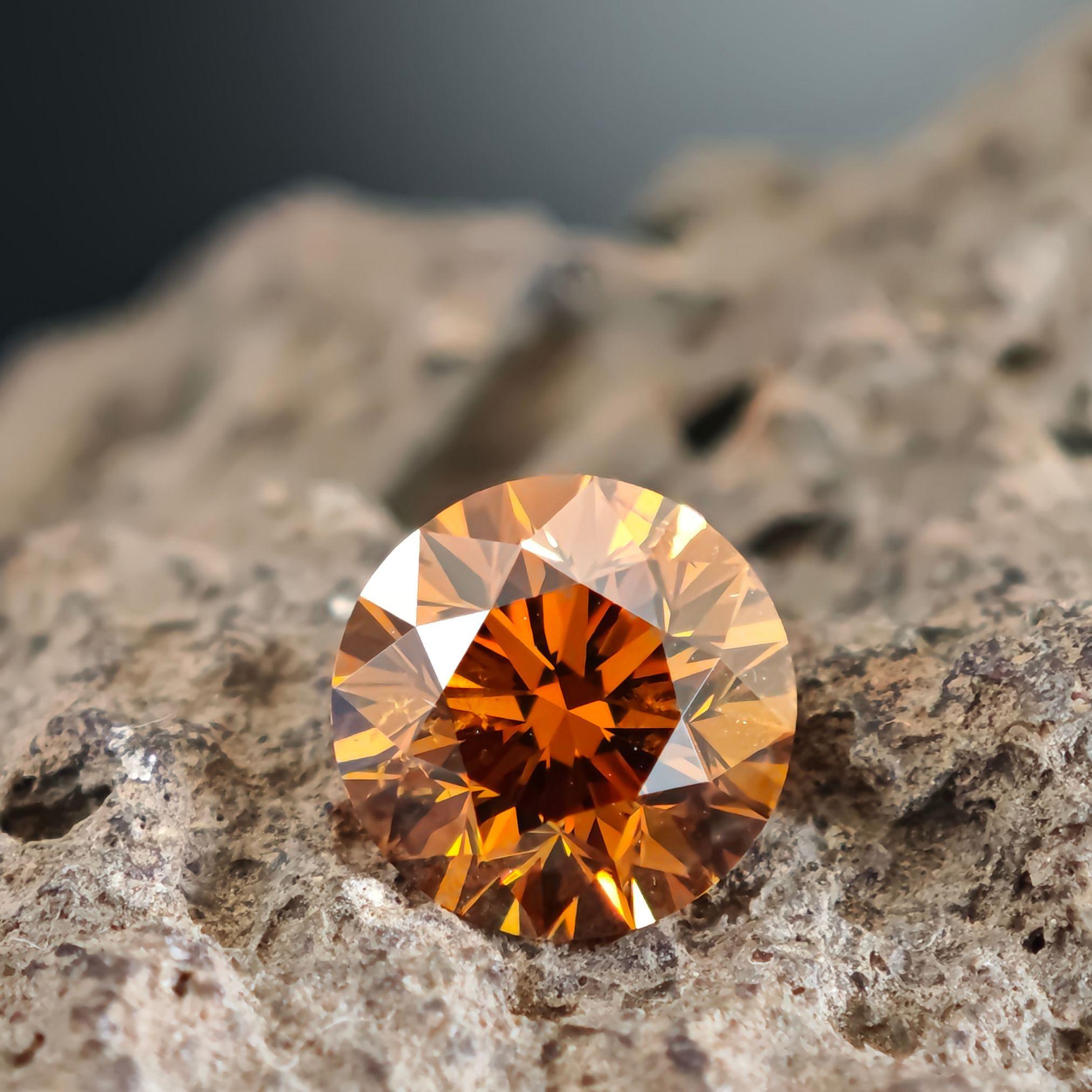 Diamant de 1,67 carat de couleur naturelle jaune-orange brunâtre  Taille ronde Brilliante, GIA en vente 7