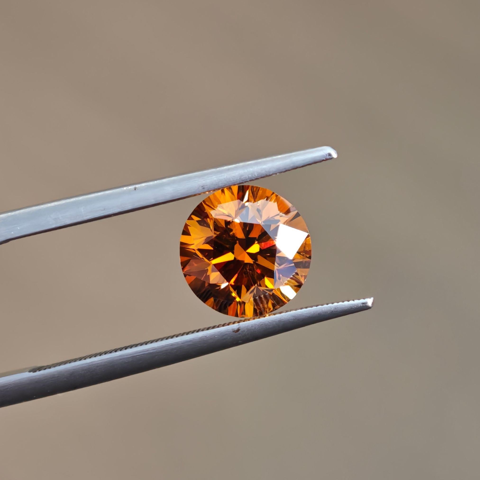 Découvrez cet exceptionnel diamant rond brillant naturel de 1,67 carat, certifié par le GIA (rapport n° 1459625163). D'une couleur orange brunâtre profond, cette pierre précieuse rare rayonne d'un éclat vibrant et de chaudes nuances d'or et d'ambre.