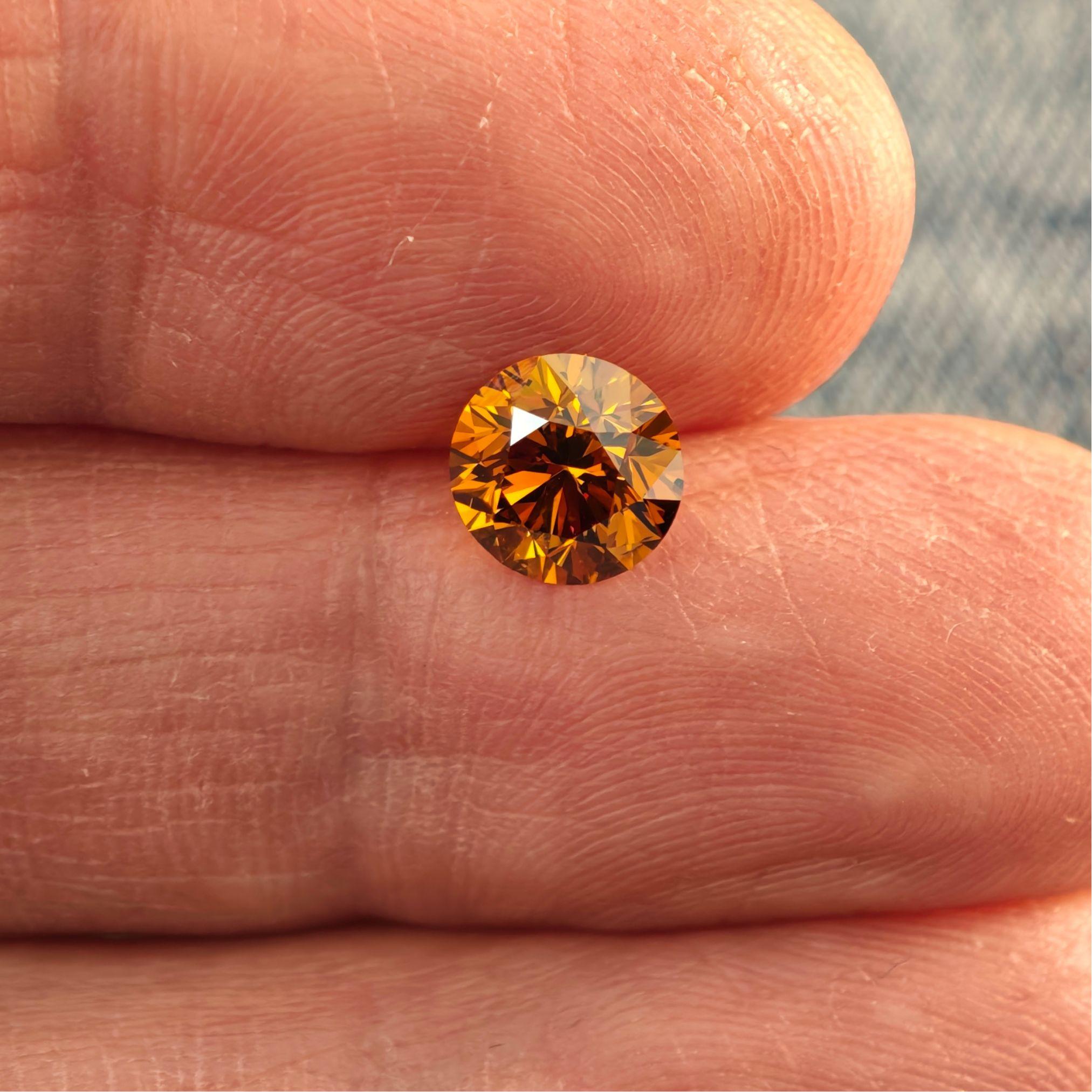 Diamant de 1,67 carat de couleur naturelle jaune-orange brunâtre  Taille ronde Brilliante, GIA Unisexe en vente