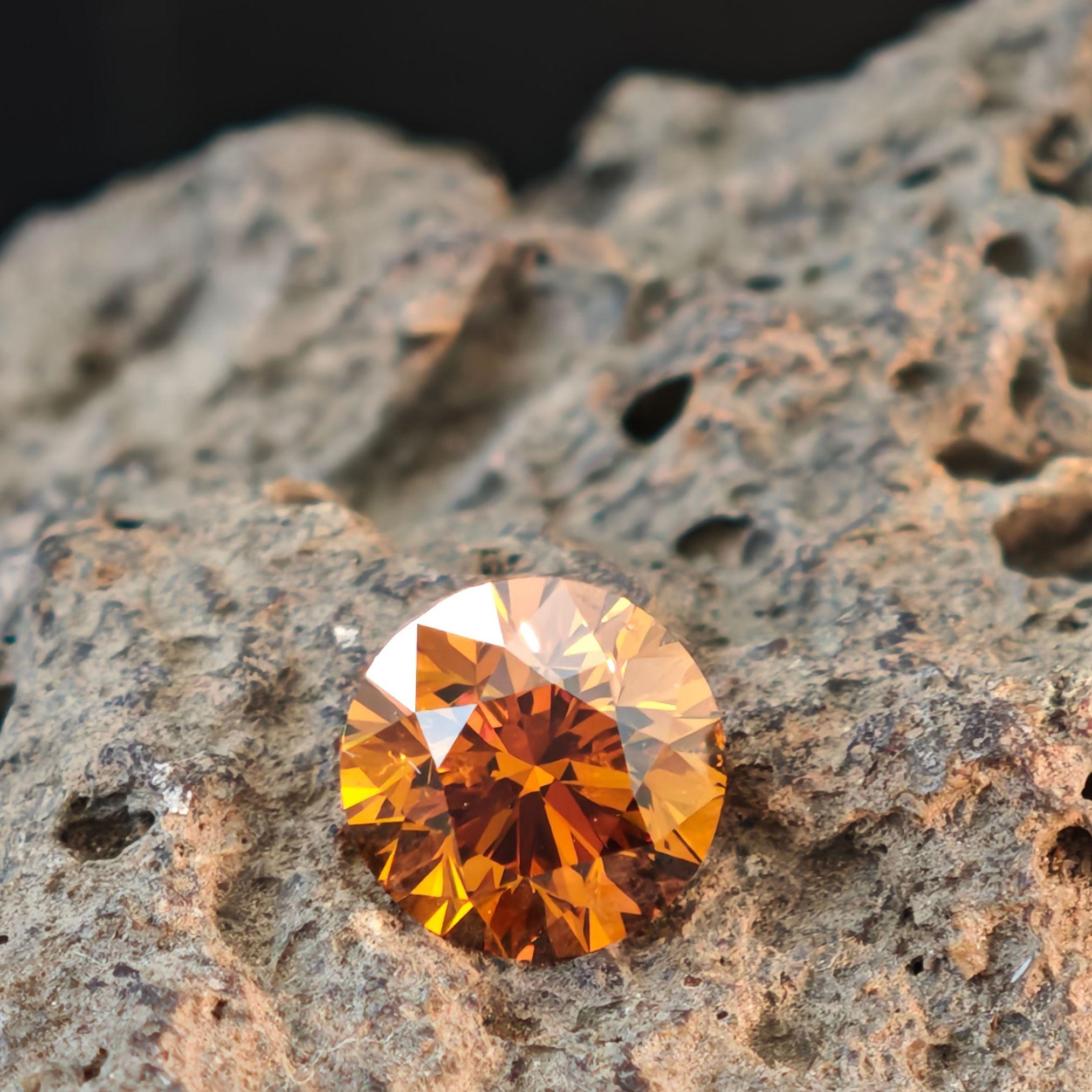 Diamant de 1,67 carat de couleur naturelle jaune-orange brunâtre  Taille ronde Brilliante, GIA en vente 1