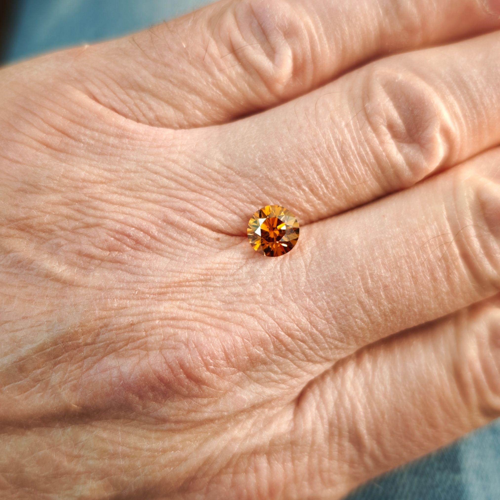 Diamant de 1,67 carat de couleur naturelle jaune-orange brunâtre  Taille ronde Brilliante, GIA en vente 2