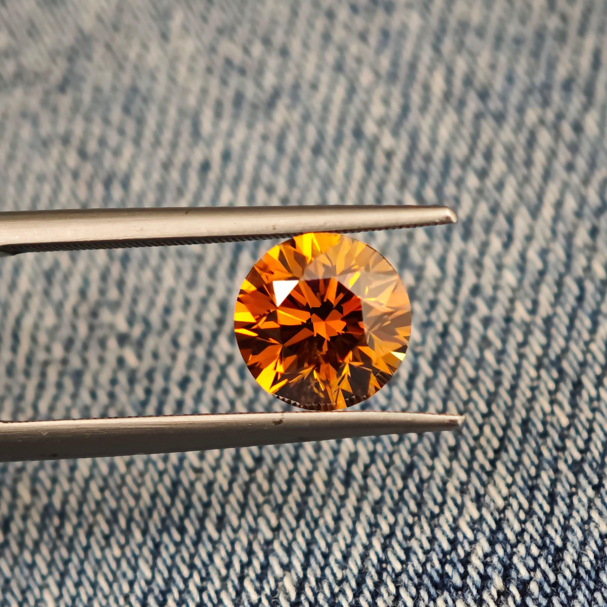 Diamant de 1,67 carat de couleur naturelle jaune-orange brunâtre  Taille ronde Brilliante, GIA en vente 3