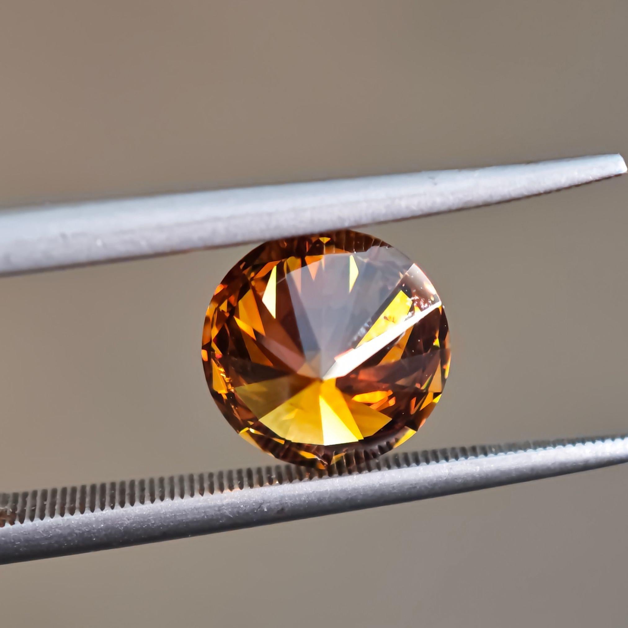 Diamant de 1,67 carat de couleur naturelle jaune-orange brunâtre  Taille ronde Brilliante, GIA en vente 4