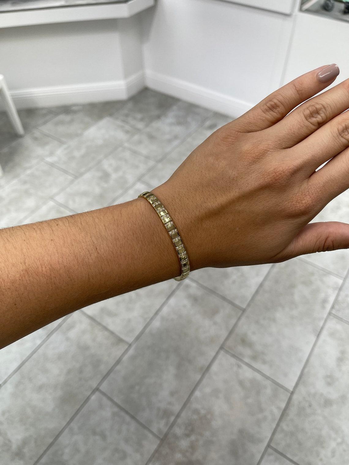 Style de bracelet : Tennis
Longueur du bracelet : 7,5 pouces
Largeur du bracelet : 6.0mm

Style de sertissage : Pave
Matériau du sertissage : Or jaune 14K (Italie)
Poids de réglage : 23,7 grammes

Pierre principale : Diamant
Nombre de diamants :