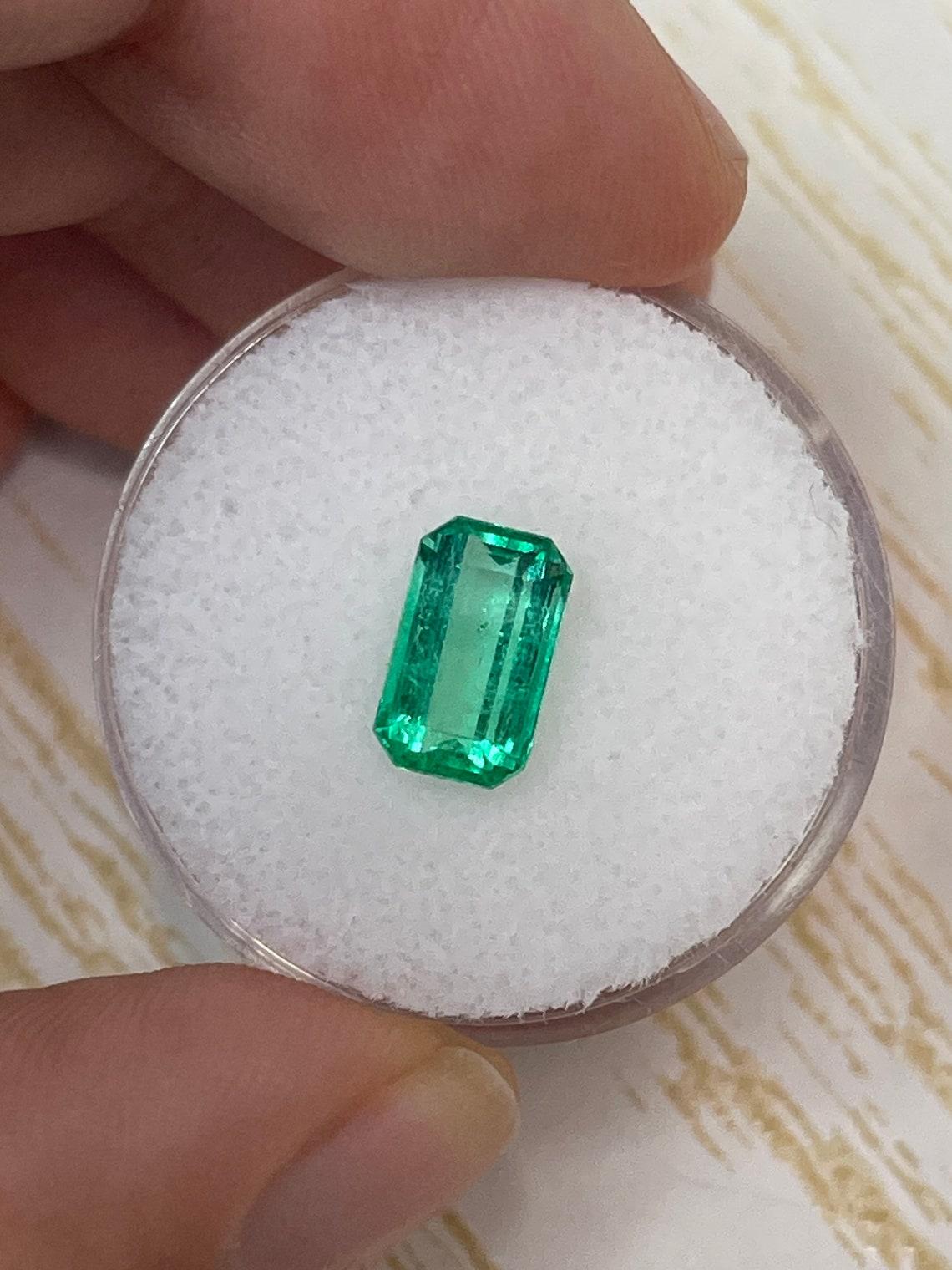 Piedra: Esmeralda
Peso: 2,76 quilates
Forma: Corte Asscher
Claridad: Transparente
Lustre: Excelente
Color: Verde amarillento
Medidas: 8,76 mm x 8,66 mm x 6,05 mm
Origen geográfico: Colombia
Tratamiento: Natural, Engrasado

Observaciones: Debido a