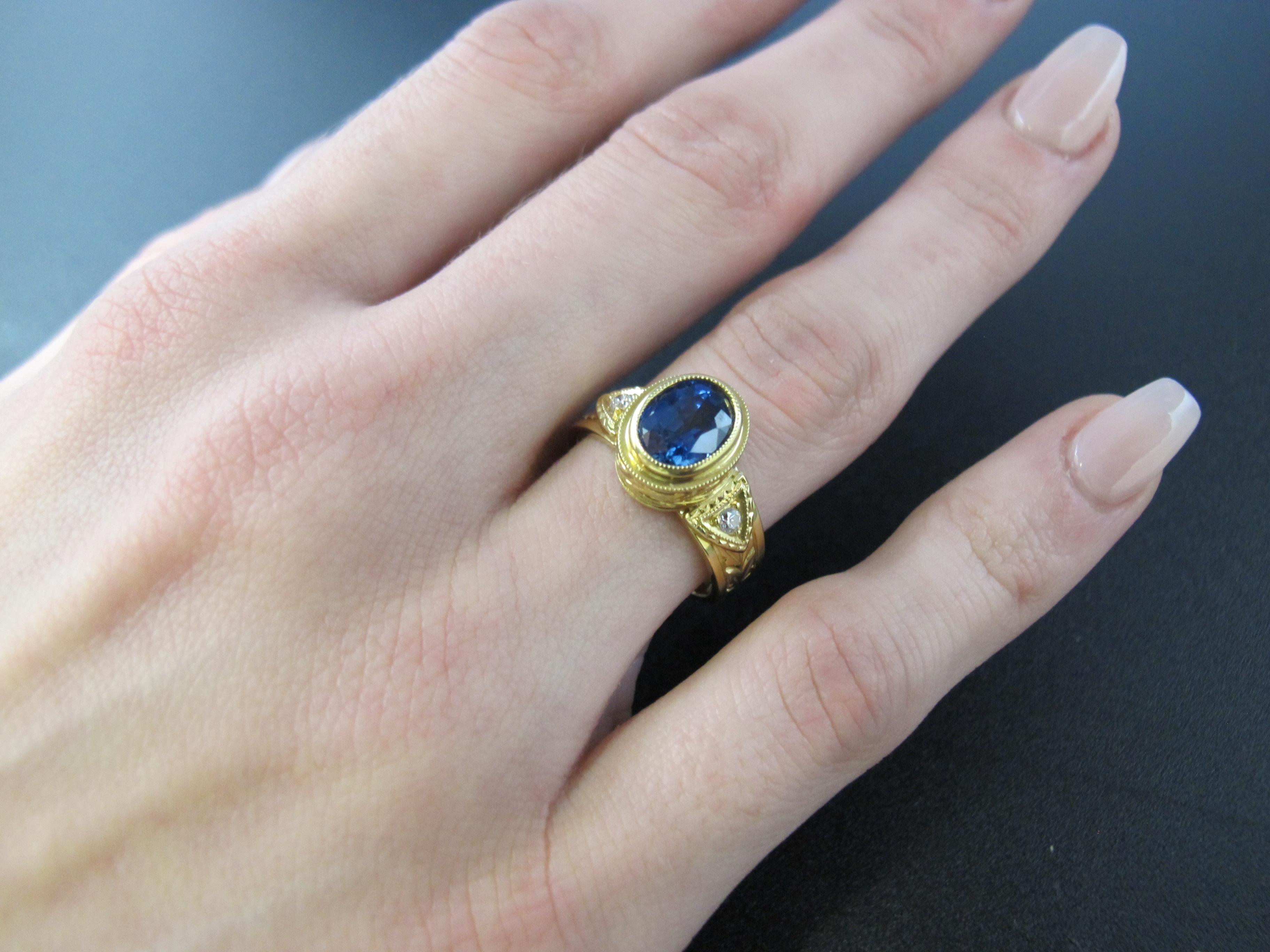 1.68 Carat Blue Sapphire and Diamond Hand-Engraved Band Ring in 18k Yellow Gold  For Sale 1