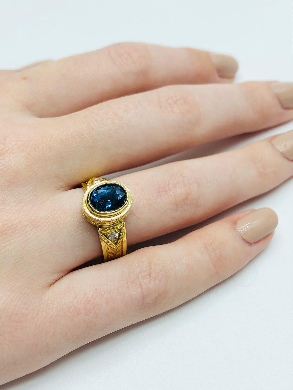 1.68 Carat Blue Sapphire and Diamond Hand-Engraved Band Ring in 18k Yellow Gold  For Sale 2