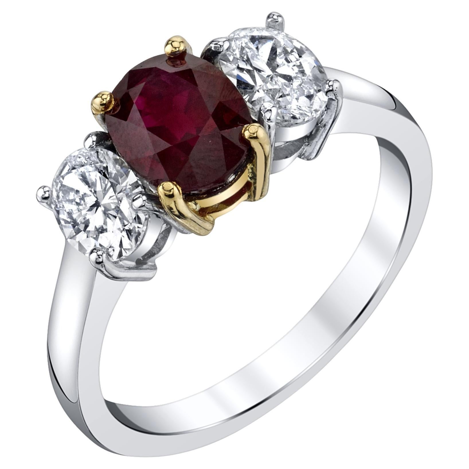 Anillo de compromiso de 3 piedras de oro de 18 quilates con rubí birmano y diamantes de 1,68 quilates en venta