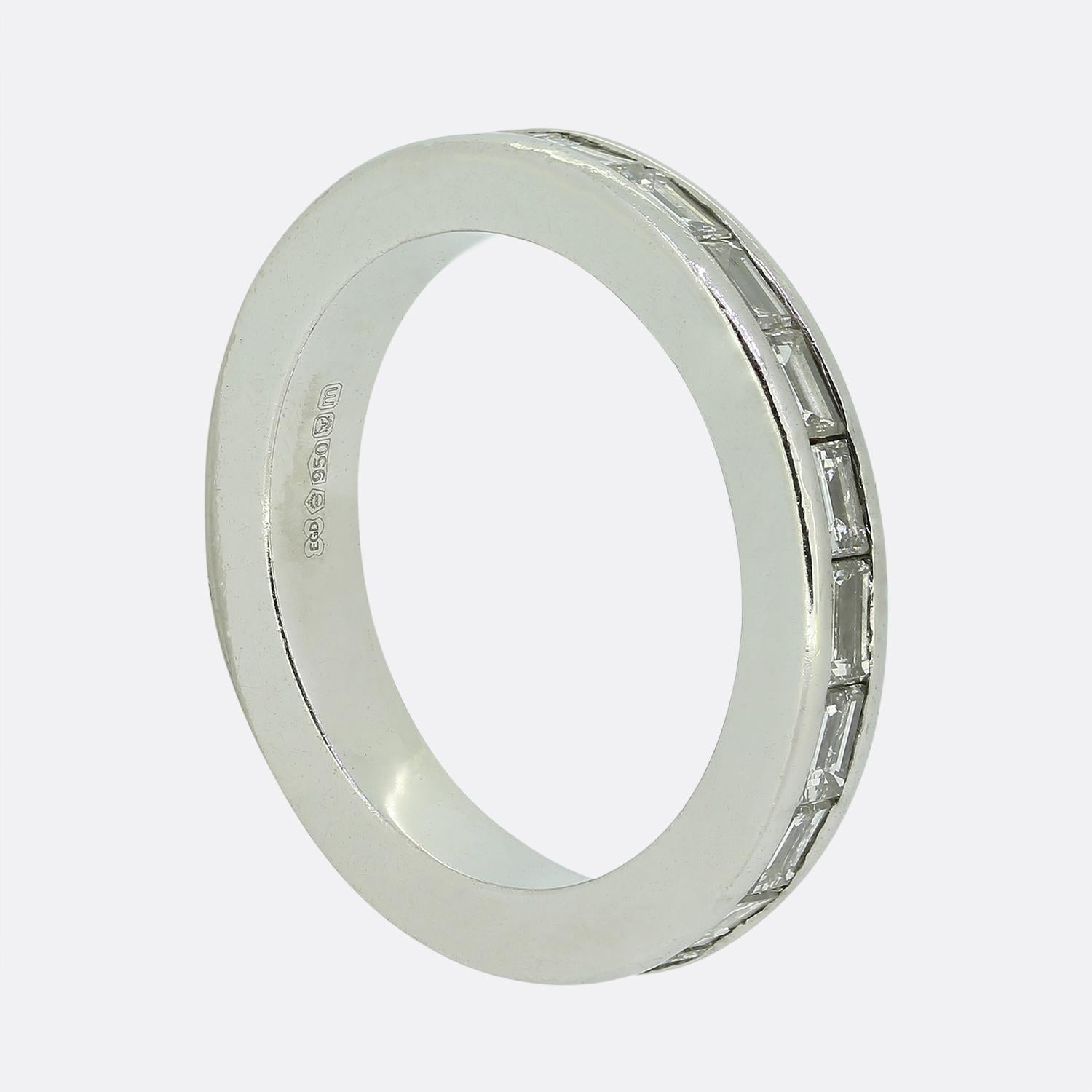 Nous avons ici une bague d'éternité en platine à diamants, élégante et raffinée. La bague est ornée de 21 diamants baguettes en serti clos, disposés en une seule ligne sur tout le pourtour de l'anneau.

Condit : Utilisé (Excellent)
Poids : 8.1
