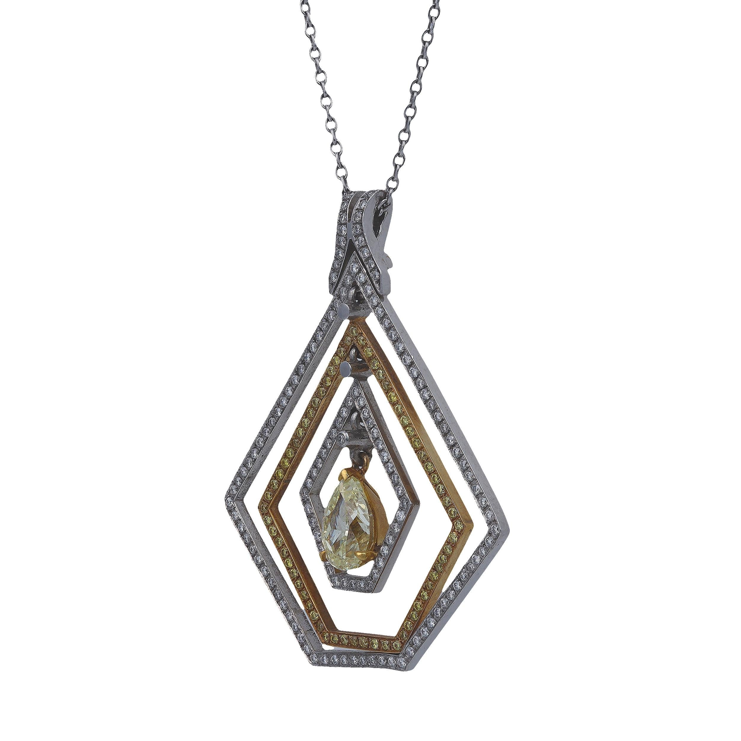 Magnifique collier pendentif, présentant trois rangées de diamants ronds de taille brillant pesant au total 0,65 carats, sertis dans un design ajouré en forme de pentagone. Le centre est orné d'un diamant jaune en forme de poire pesant 1,03 carat.