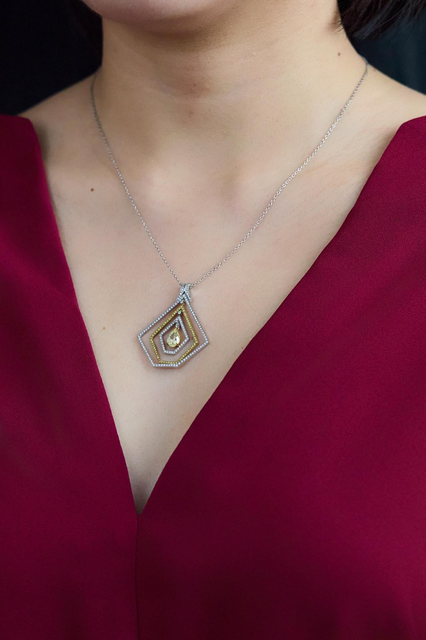 Taille brillant Collier pendentif Pentagone en or jaune et platine avec diamant de 1,68 carat en vente