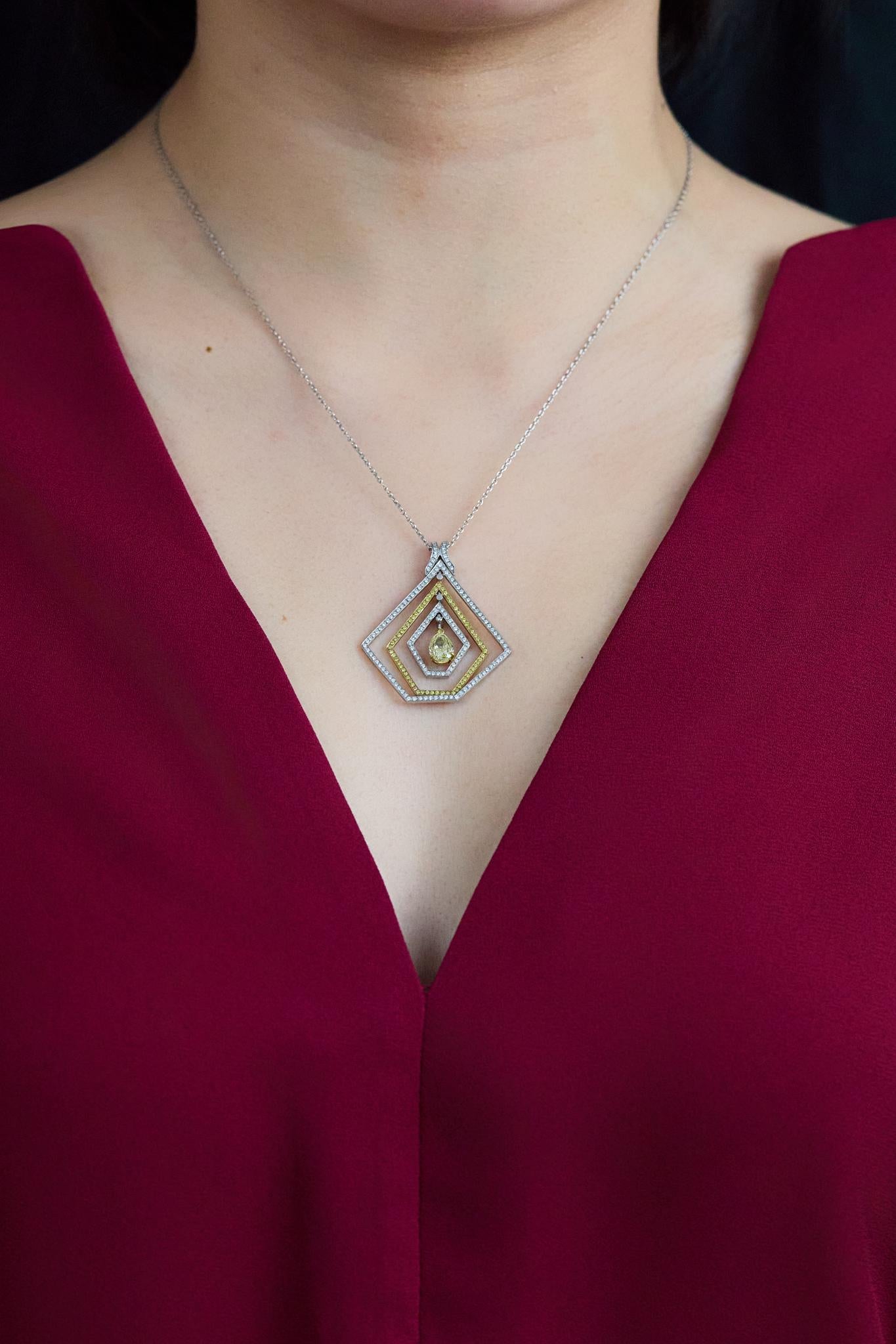 Collier pendentif Pentagone en or jaune et platine avec diamant de 1,68 carat Neuf - En vente à New York, NY