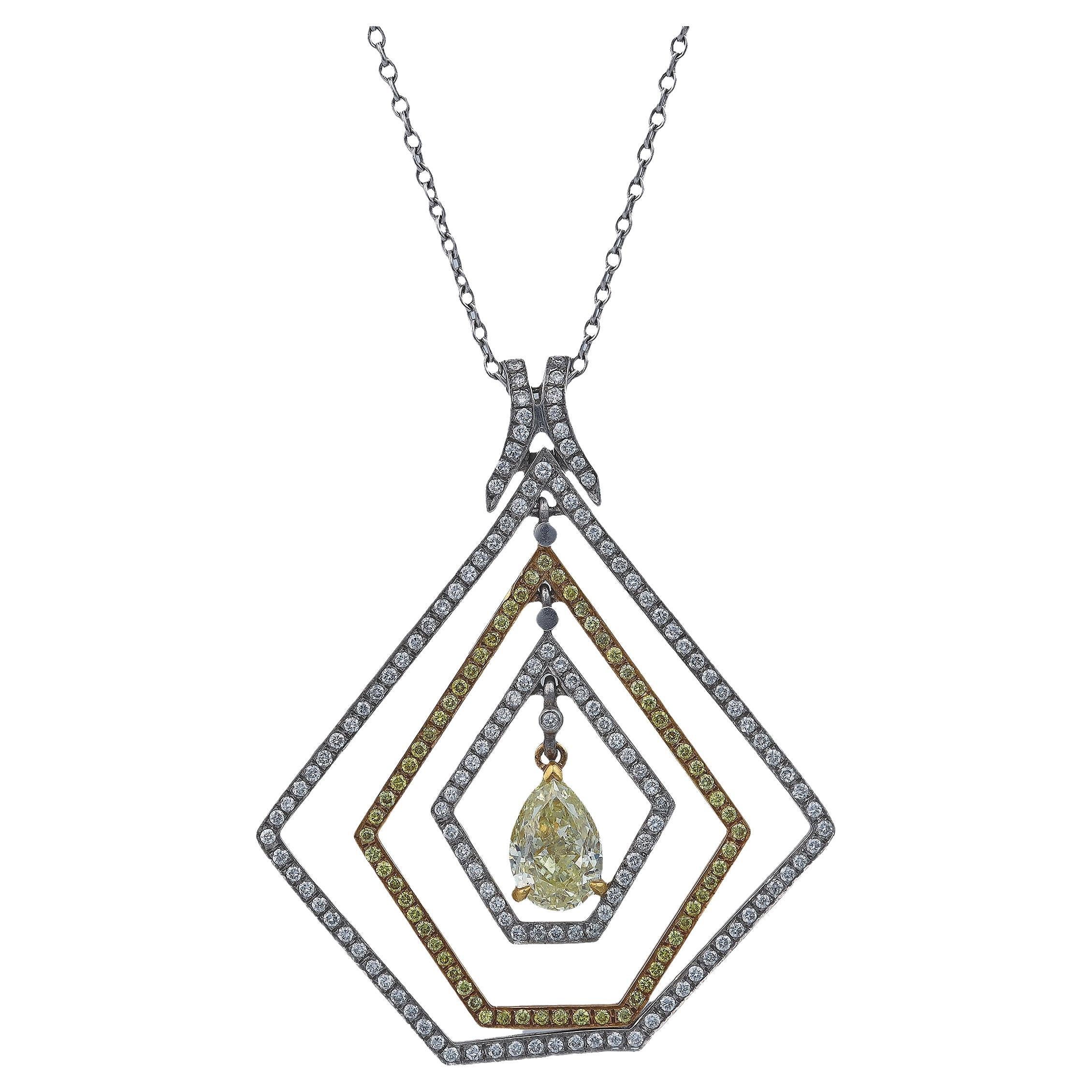 Collier pendentif Pentagone en or jaune et platine avec diamant de 1,68 carat