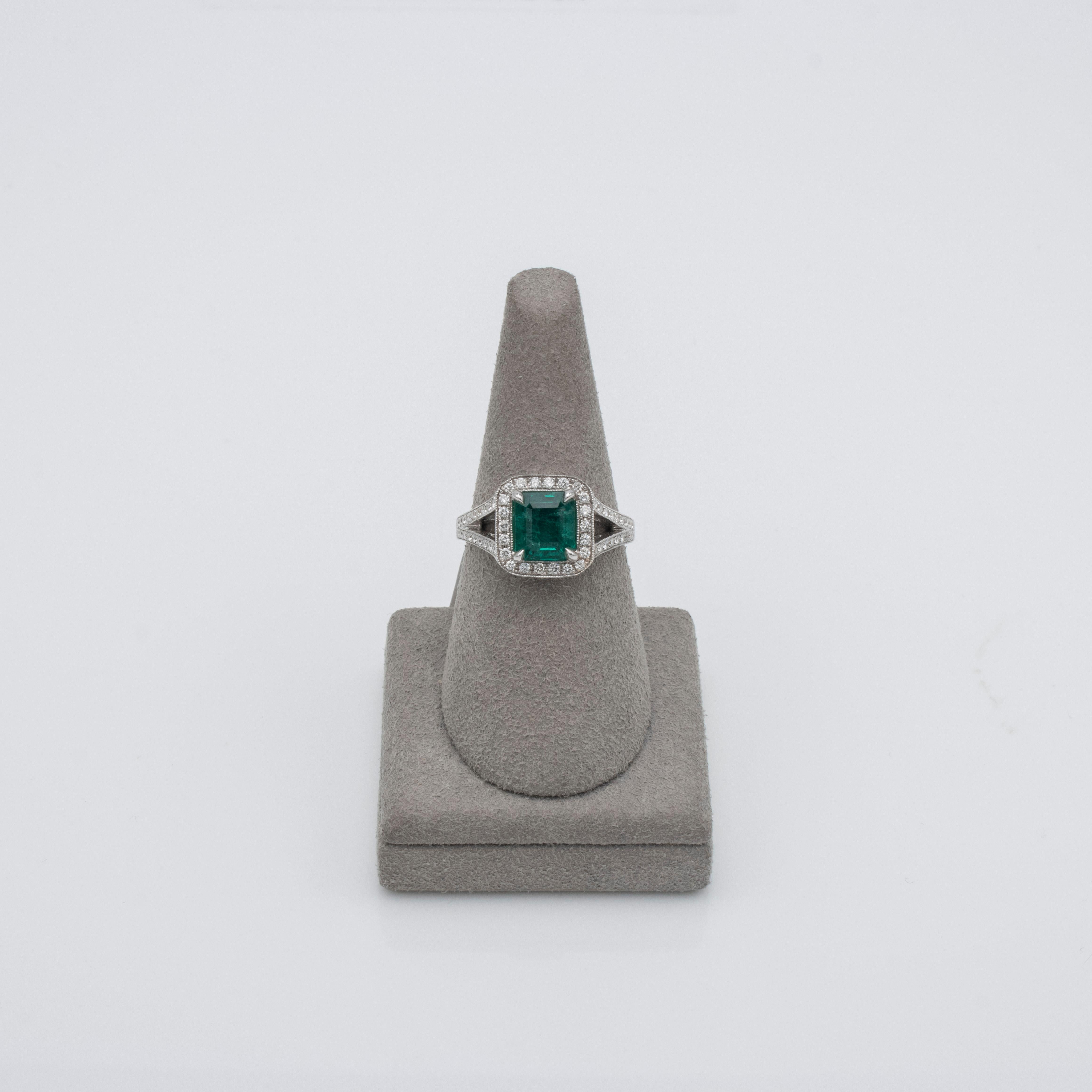 Roman Malakov Verlobungsring mit 1,68 Karat Smaragd im Smaragdschliff mit Diamant-Halo im Angebot 1