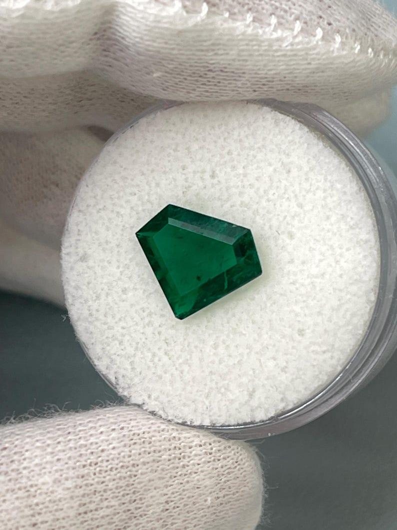 1.68 Carat Muzo Shield-Cut Colombian Emerald - AAA Natural Loose Gem In New Condition For Sale In Jupiter, FL