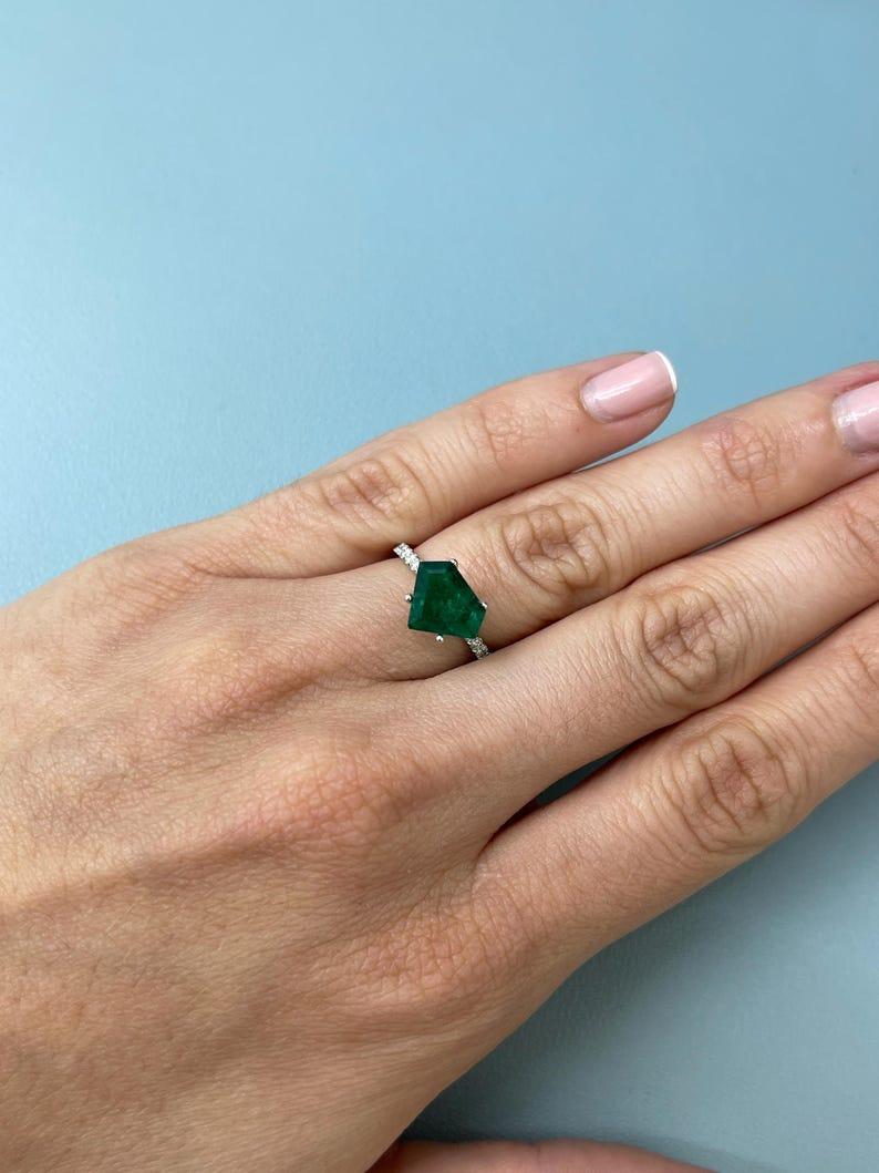 1.68 Carat Muzo Shield-Cut Colombian Emerald - AAA Natural Loose Gem For Sale 2