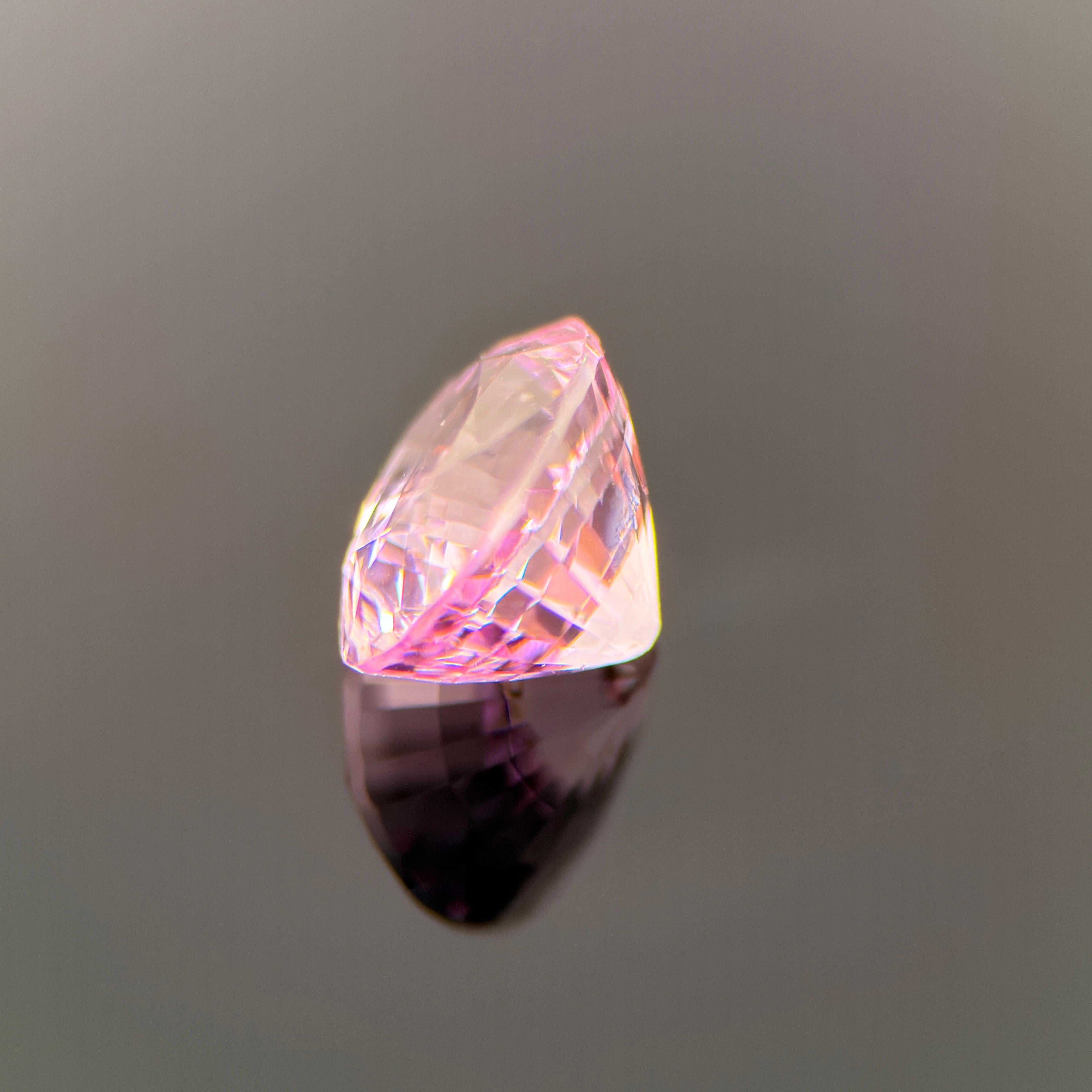 1,68-Karat natürlicher rosa Spinell - zart pastellfarbener Ovalschliff, unbehandelt im Zustand „Neu“ im Angebot in Temse, BE