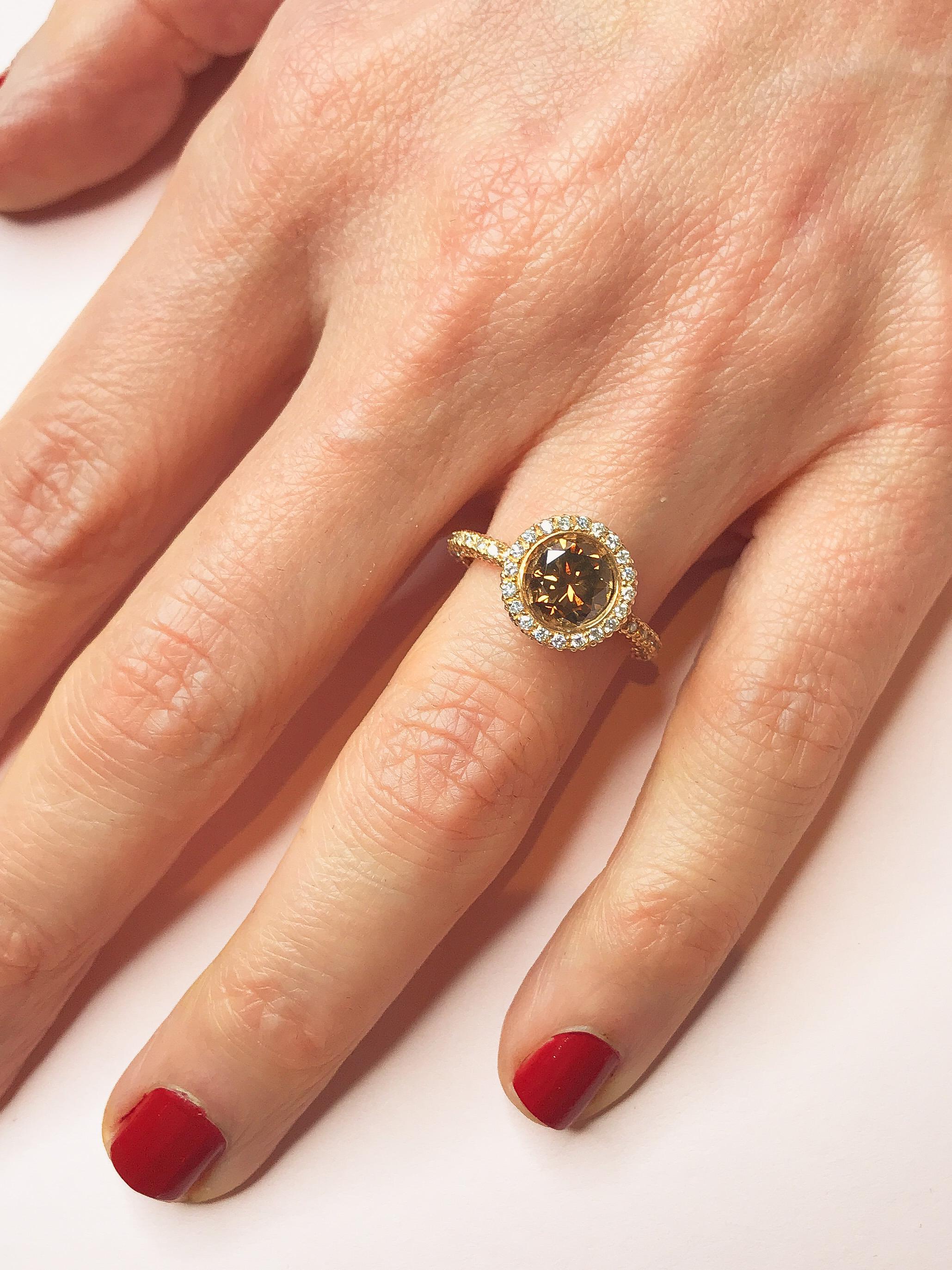 Contemporain Bague en or rose 18 carats sertie d'un halo de diamants bruns et blancs de 1,68 carat, exemplaire unique en vente