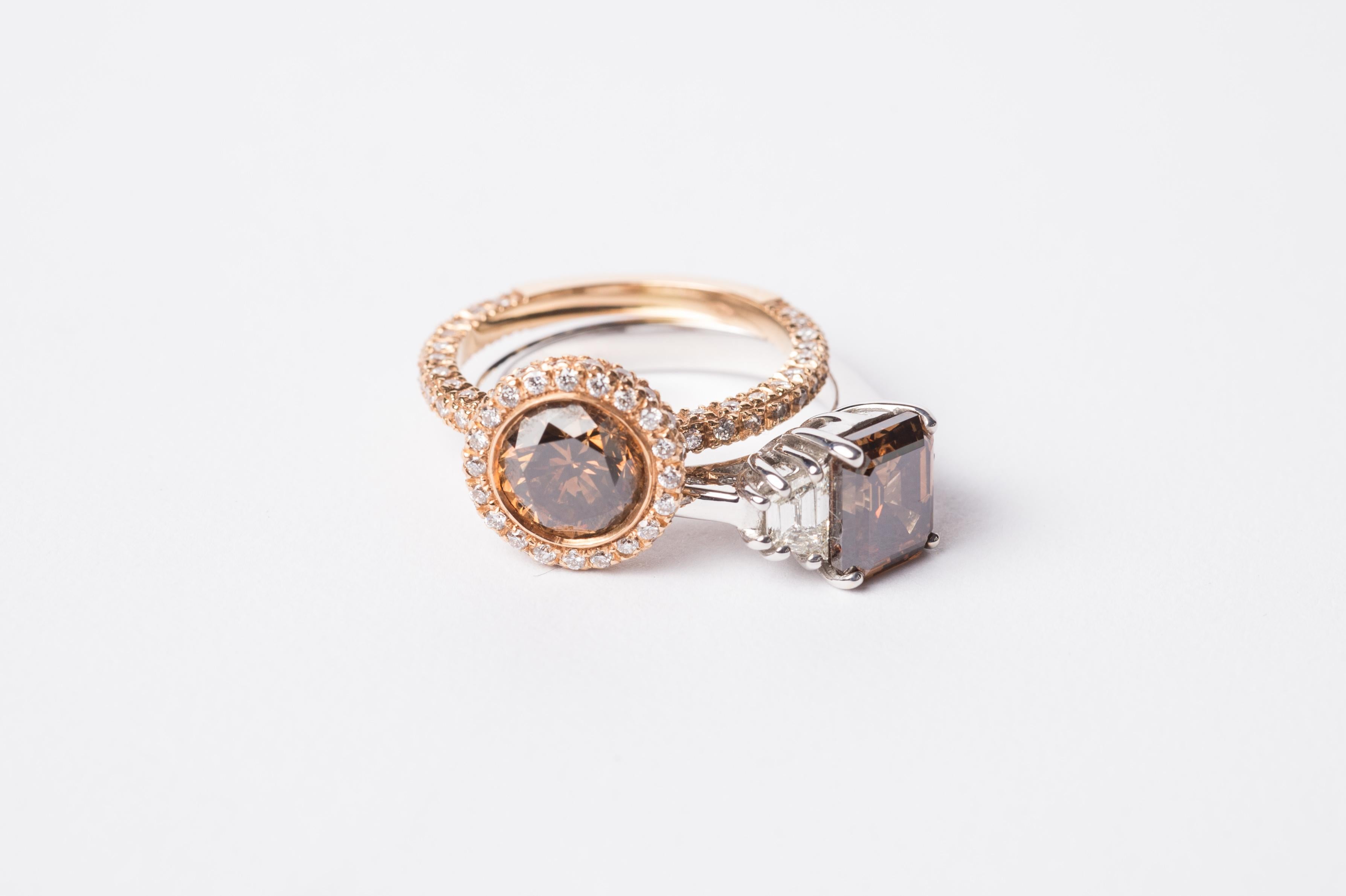 Chaleureux et expressif, le séduisant diamant brun au centre de cette bague classique en or rose a été choisi à la main dans le coffre-fort de Haruni. Ses tons riches et terreux sont équilibrés par le halo de diamants blancs qui l'entoure, menant à